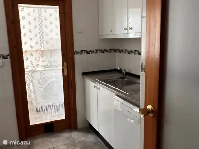 Casa Buena Vibra en España, Costa Blanca, Jávea - apartamento cocina con lavavajillas y lavadora detrás