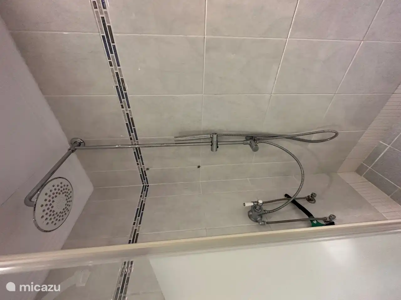 Badezimmer 1 mit rechts
