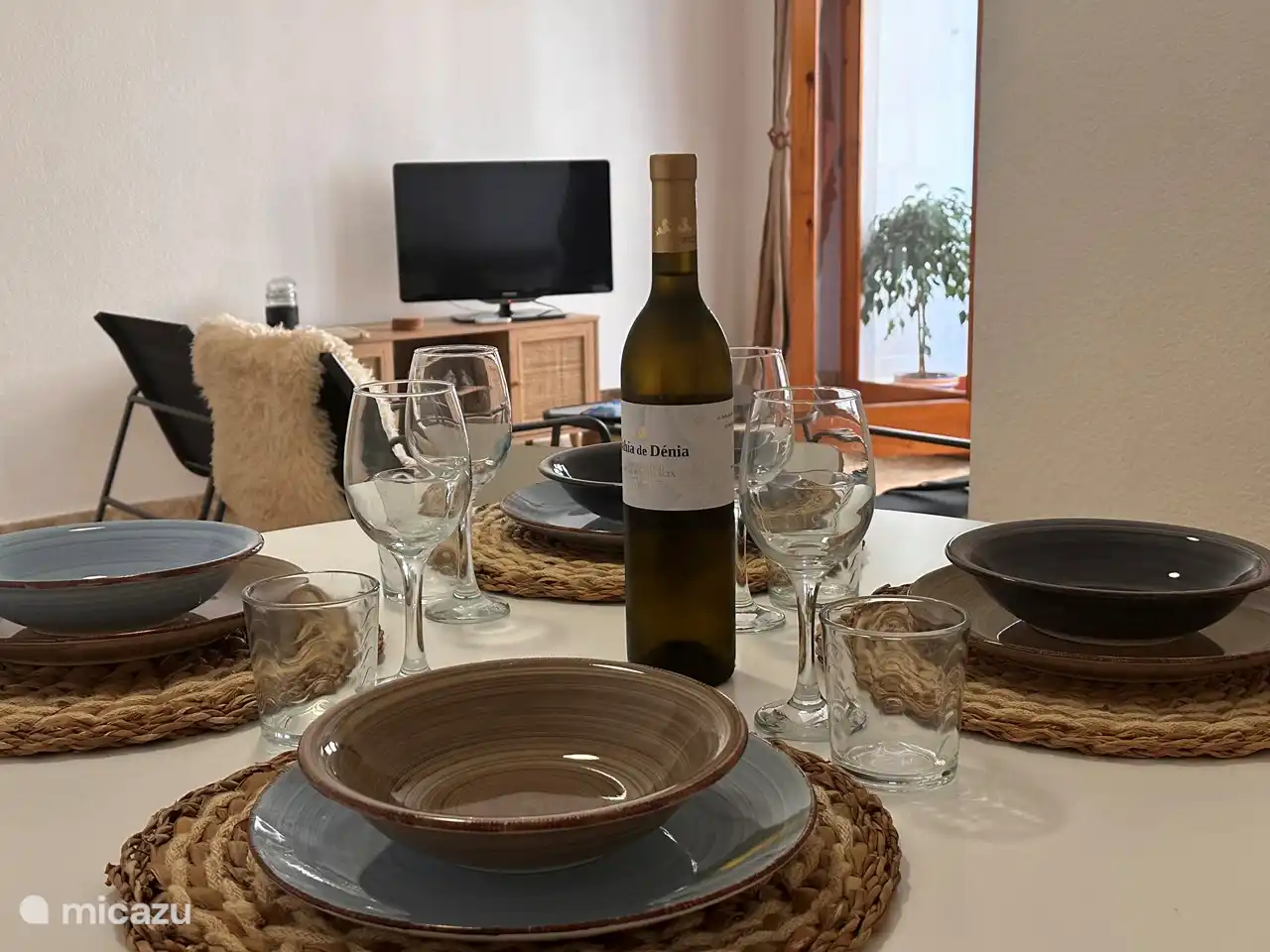 Essbereich im Wohnzimmer, gedeckter Tisch