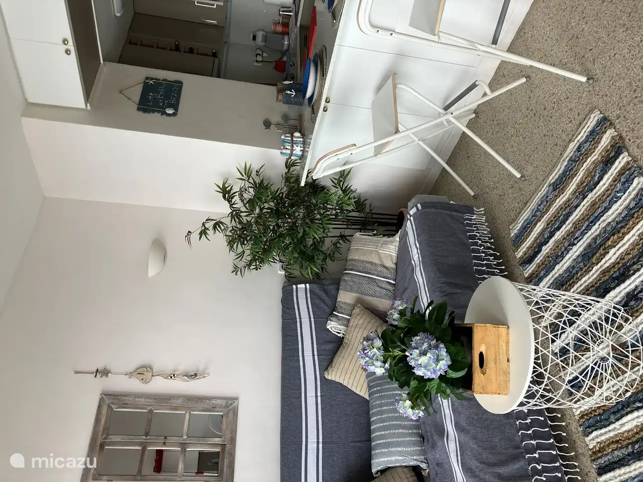 canapé-lit + cuisine avec réfrigérateur et micro-ondes