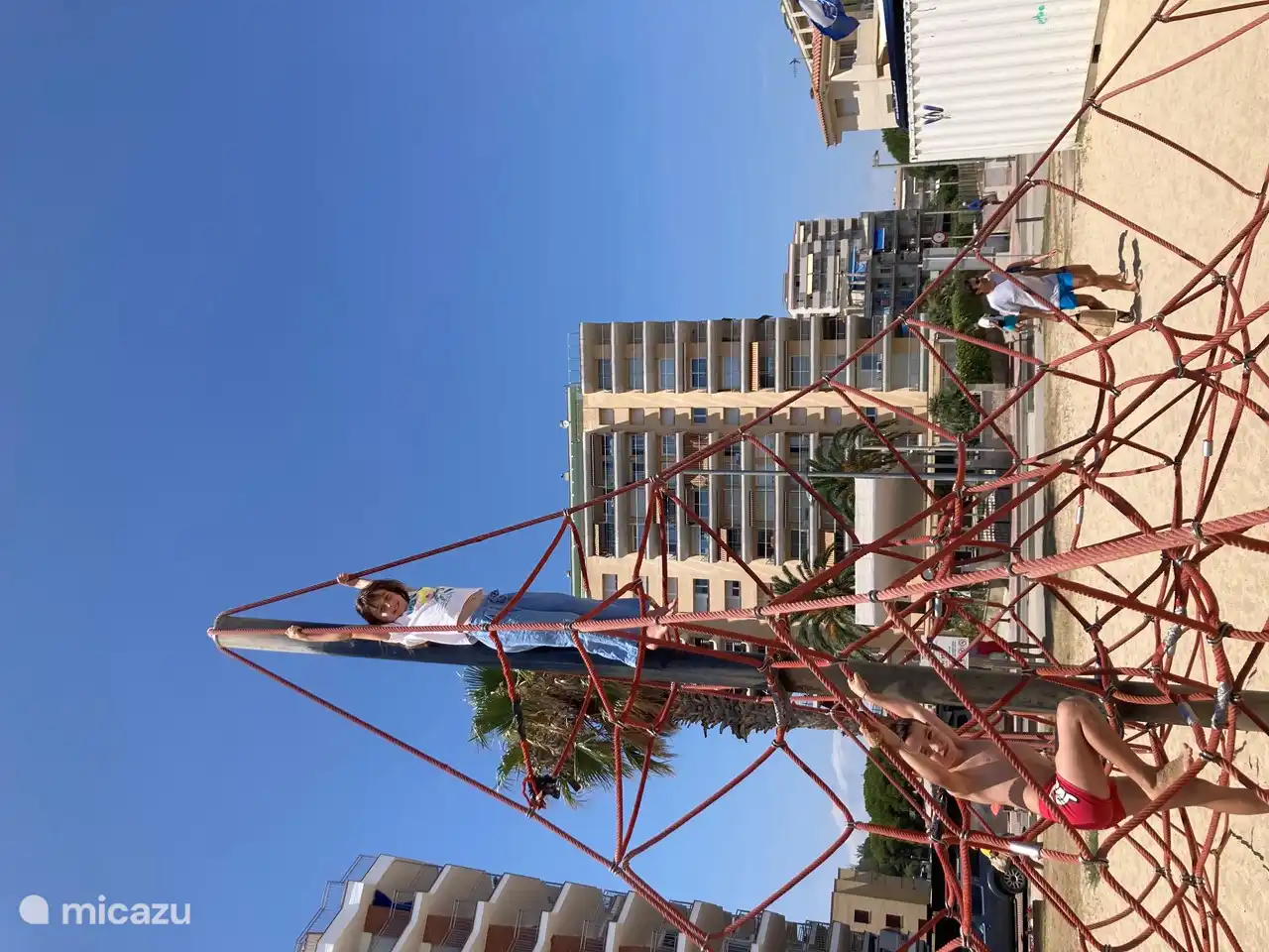 portique d'escalade devant la porte