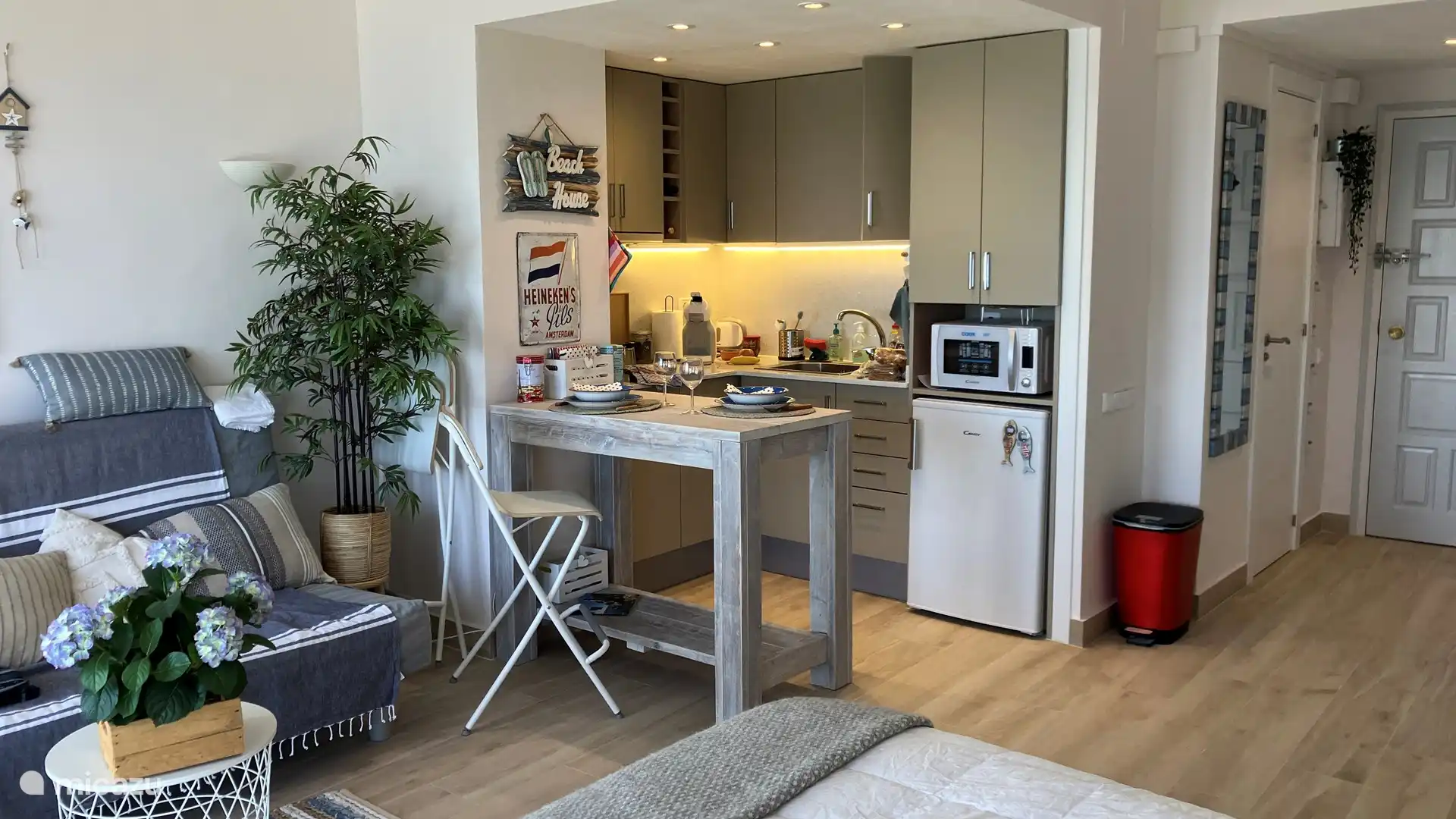 cuisine avec grille-pain, cafetière, presse, mixeur, bouilloire, et tout le nécessaire