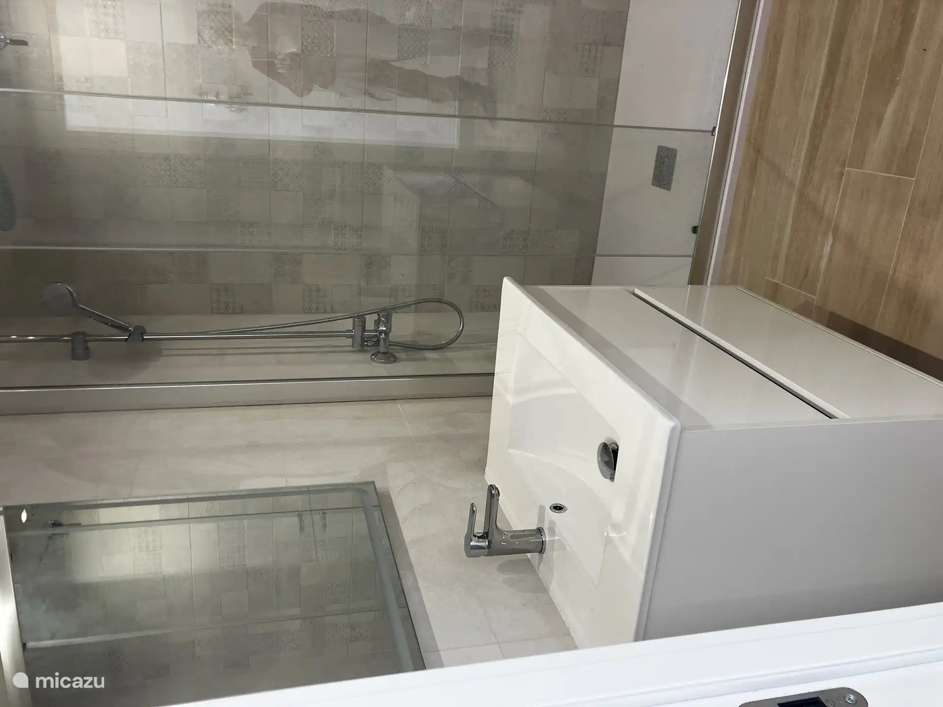 salle de bain avec douche à l'italienne