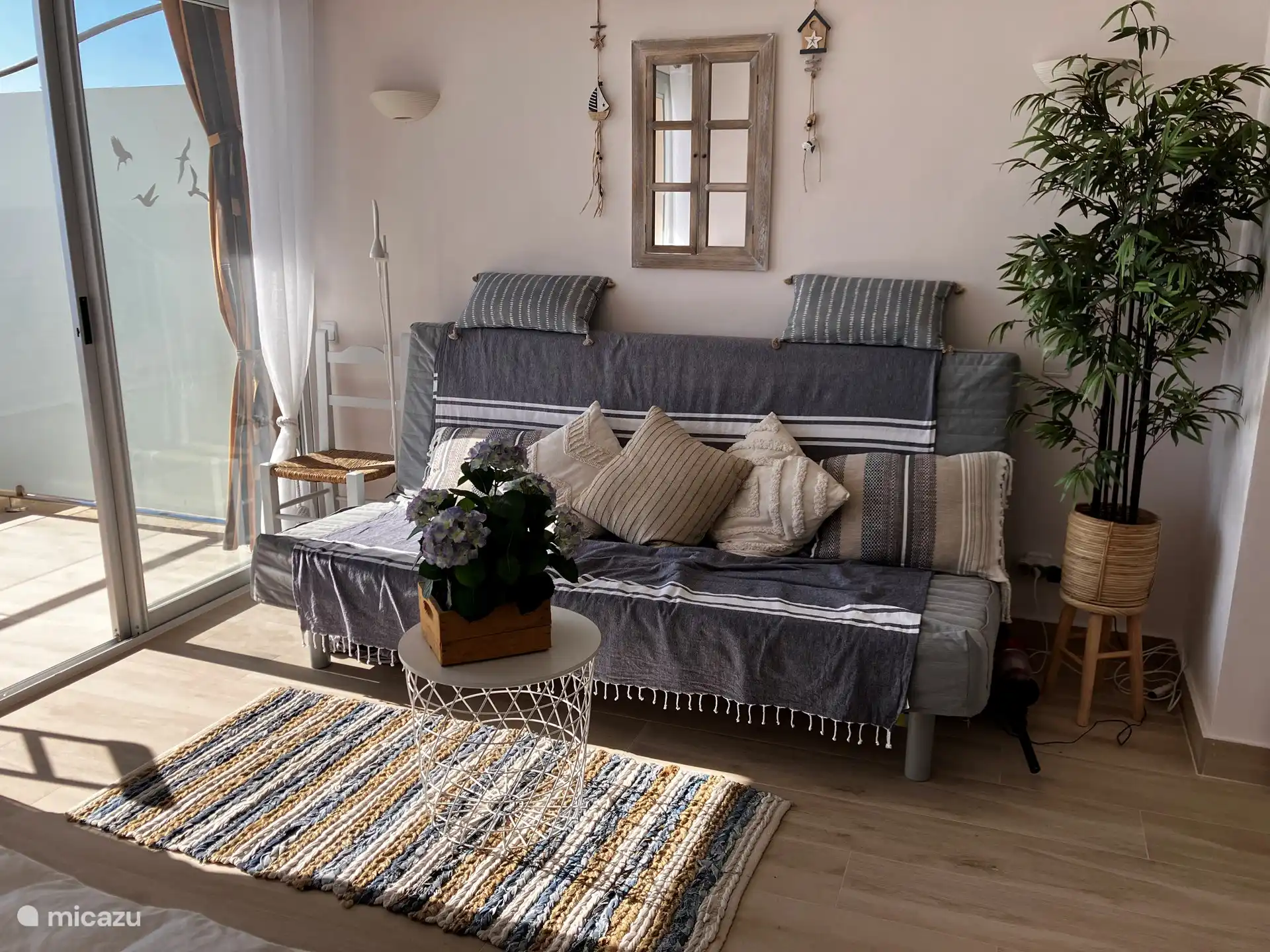 salon avec canapé lit