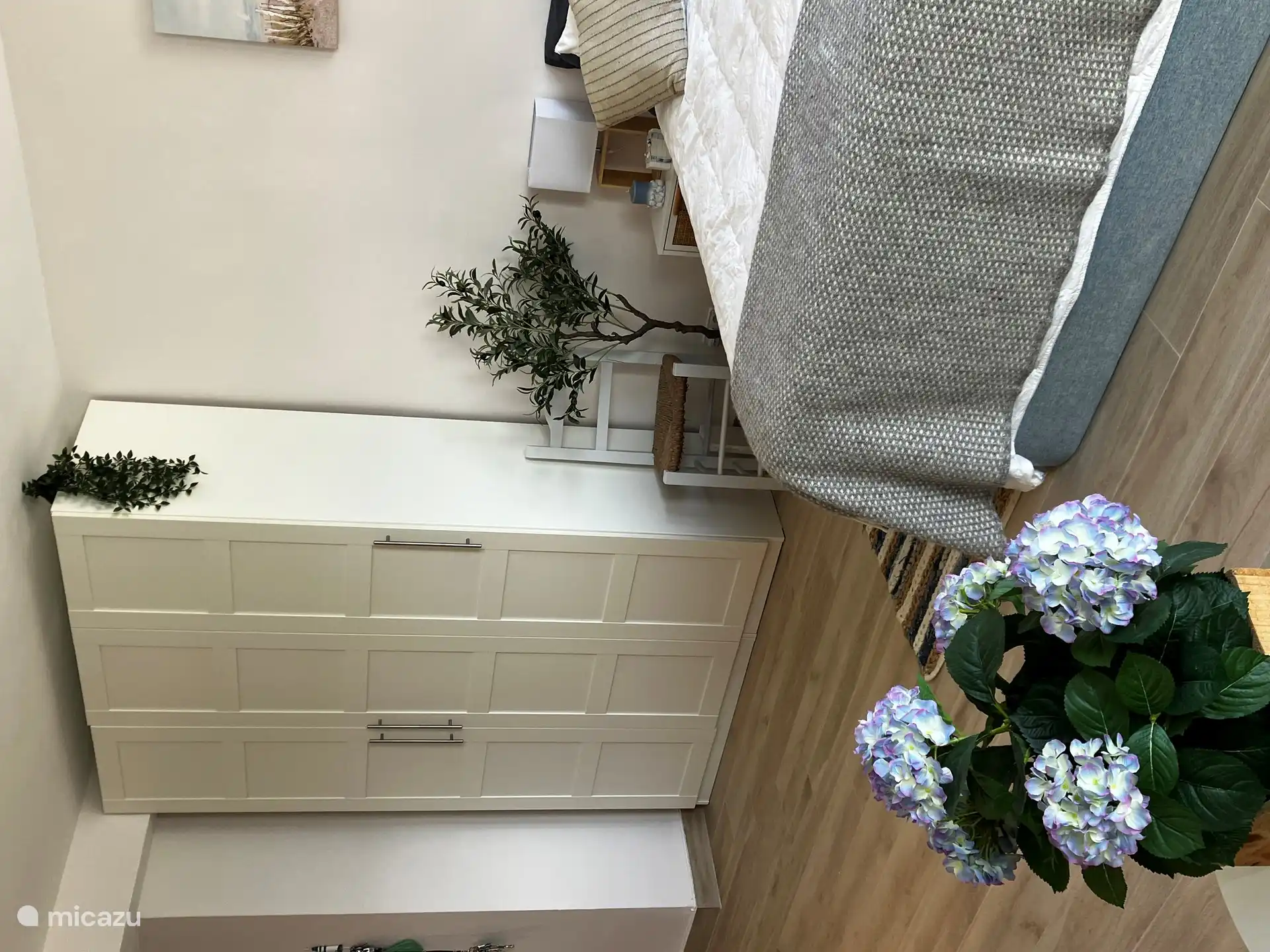 grande armoire avec serviettes de plage et chaises de plage supplémentaires