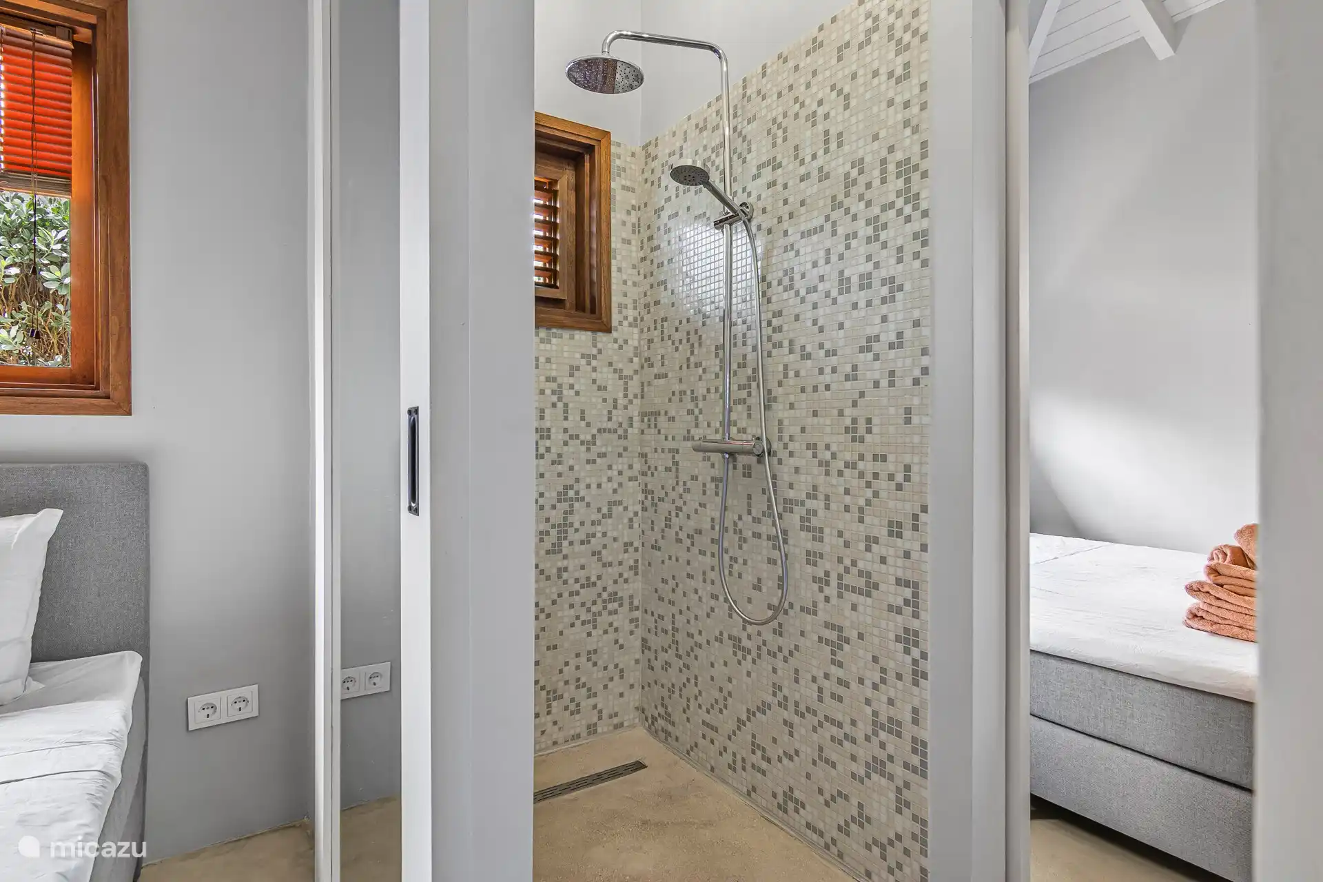 Gemeinschaftsbad mit 2 Schlafzimmern