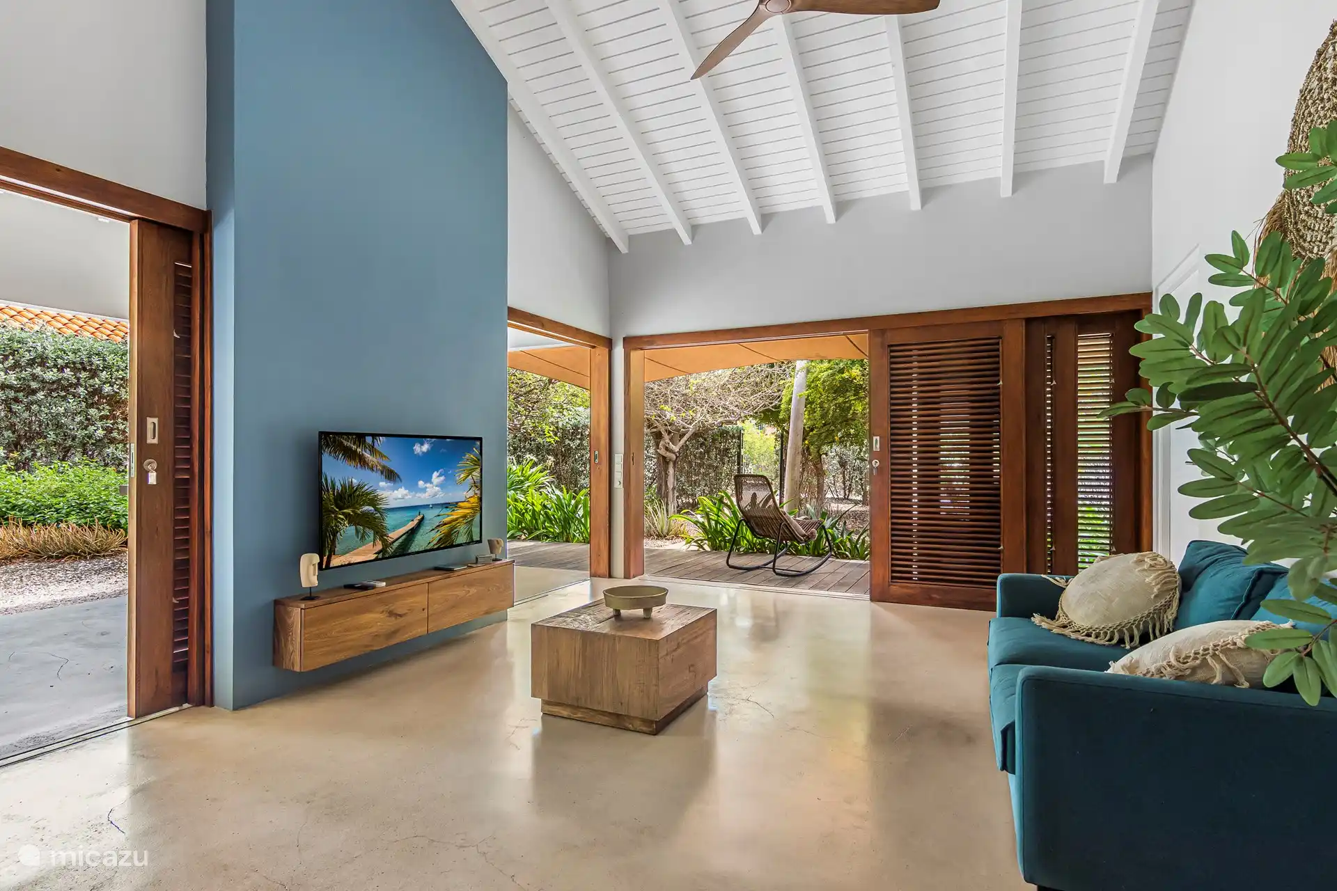 Das Wohnzimmer mit 3 großen Schiebetüren. 