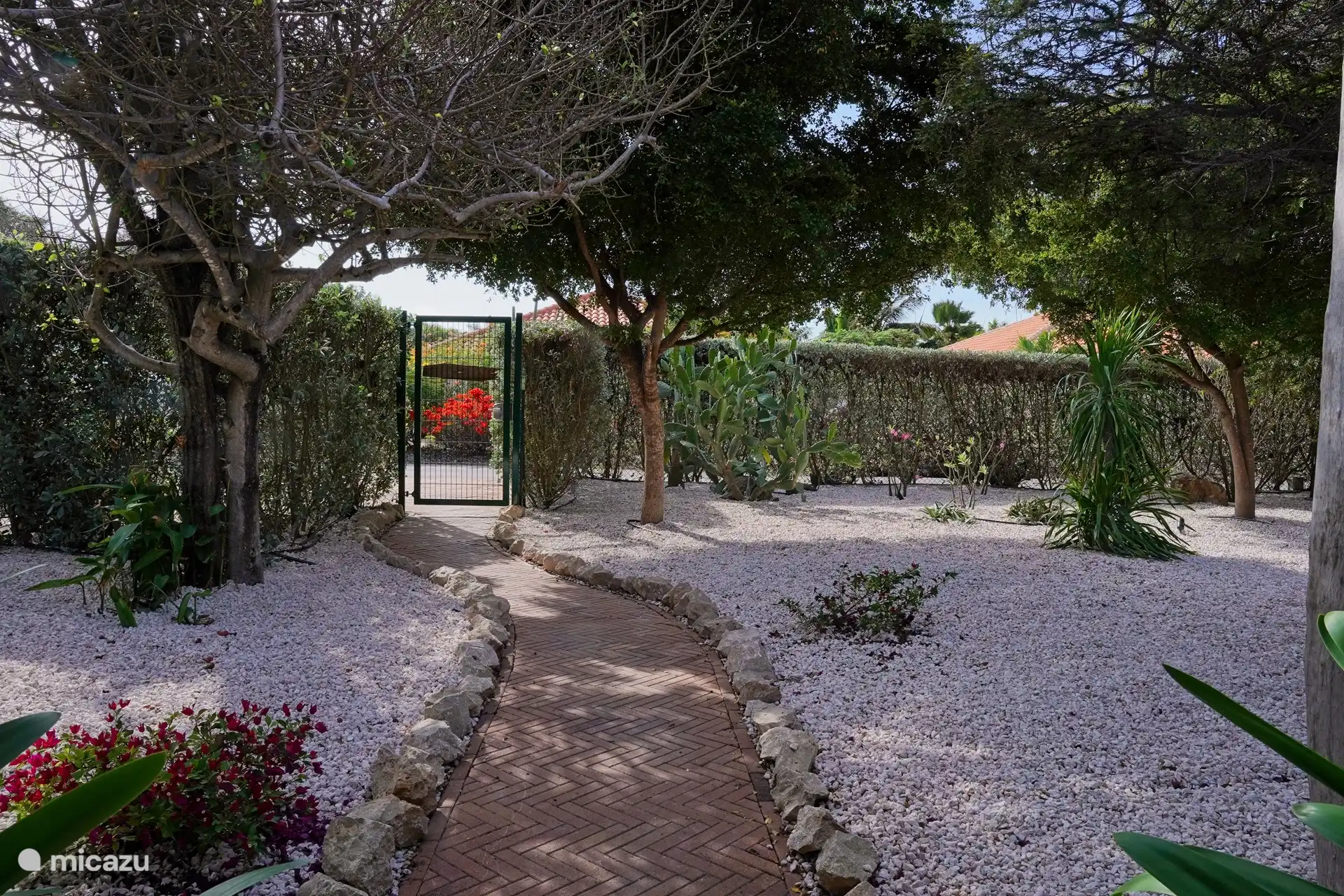 Garten zum Tor hin, das mit einem Schlüssel verschlossen werden kann