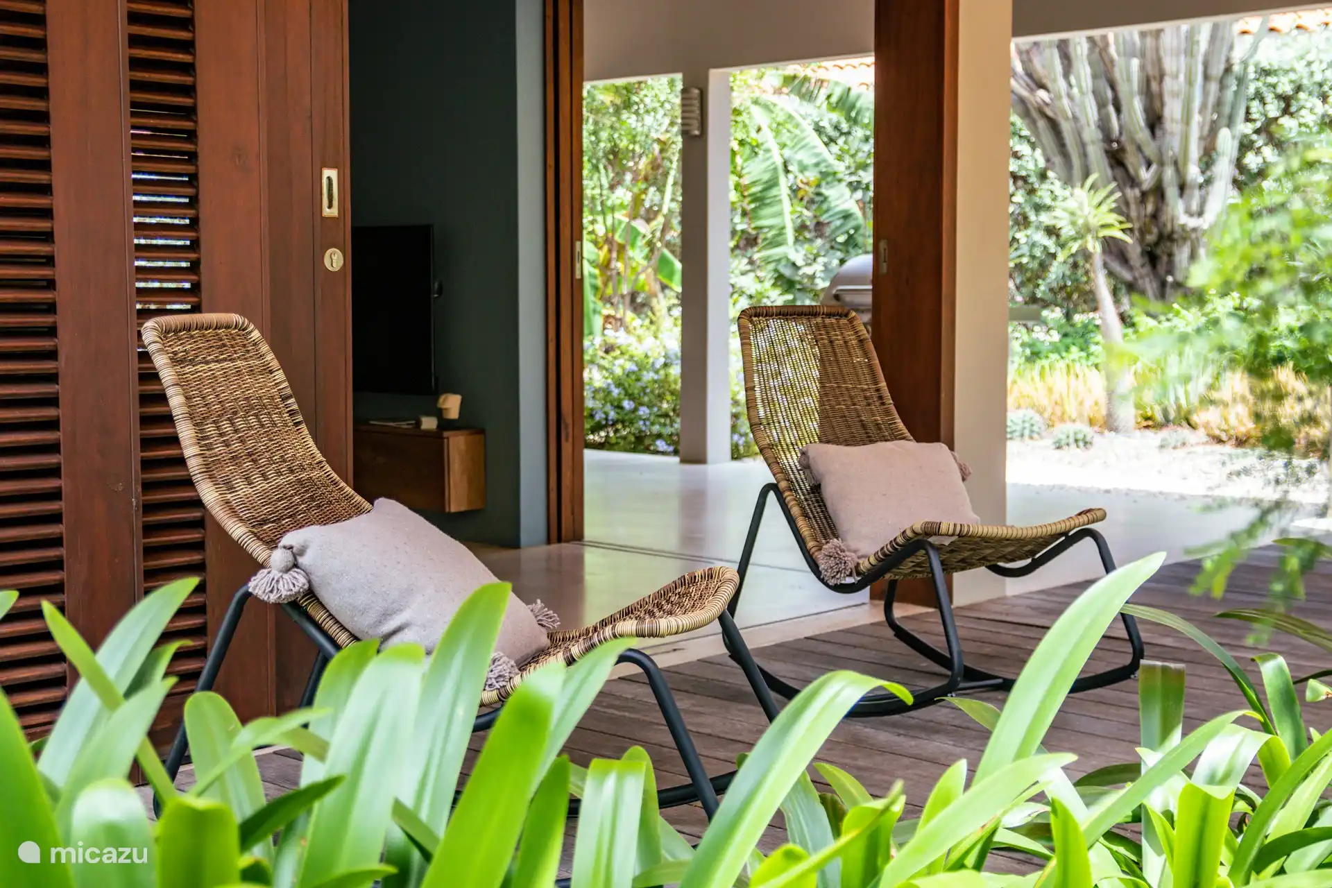 Die kleine Terrasse mit Blick in den Garten