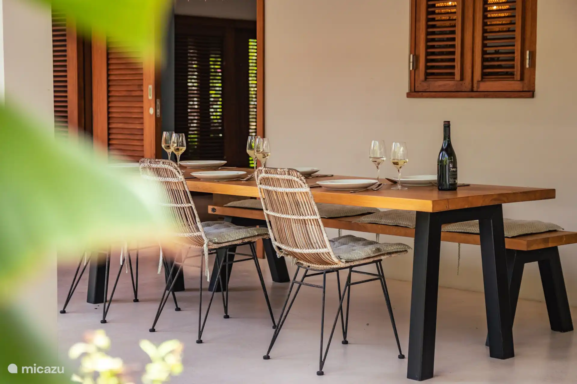 Der große Esstisch auf der Veranda mit Platz für 8 Personen