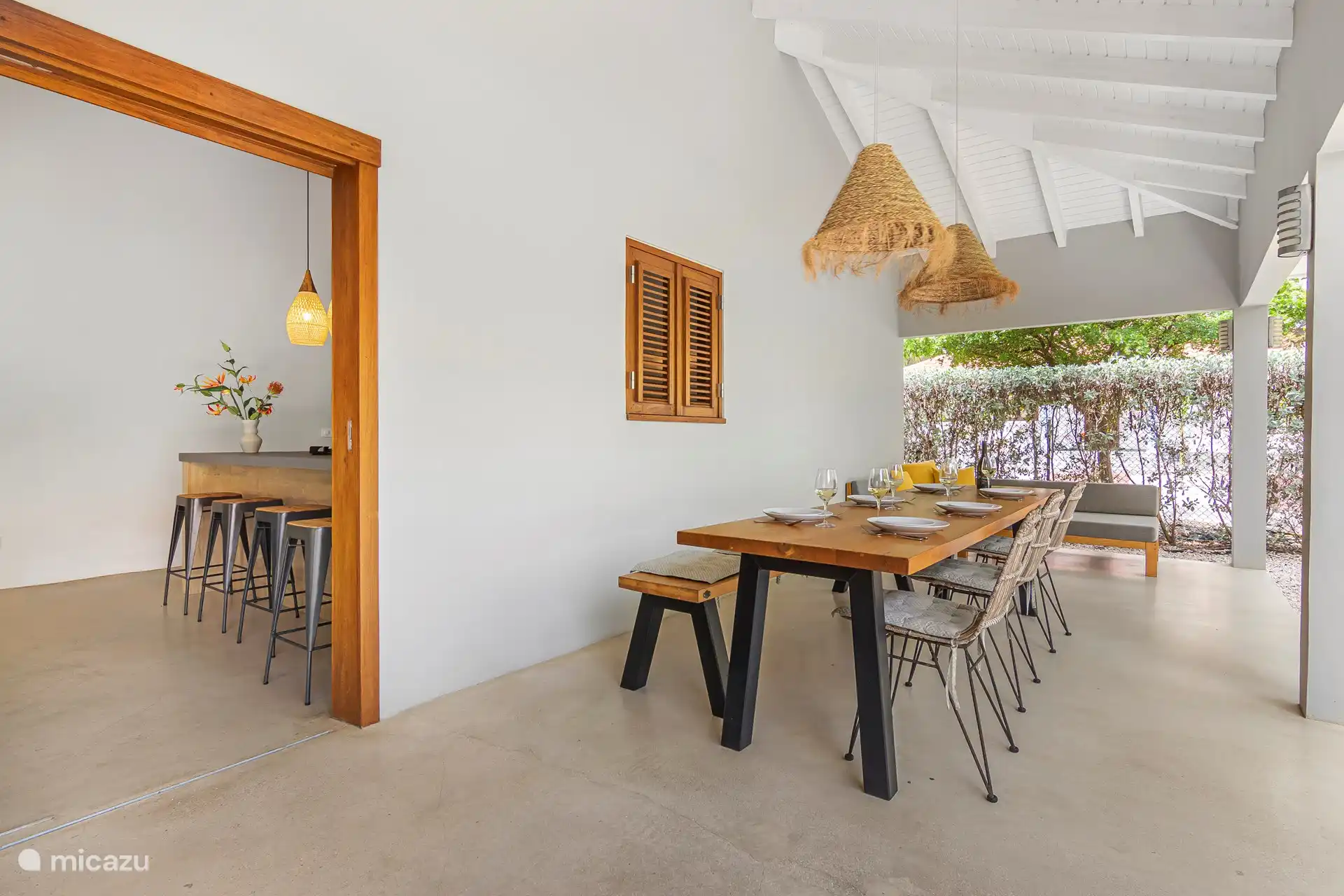 Der große Esstisch auf der Veranda mit Platz für 8 Personen