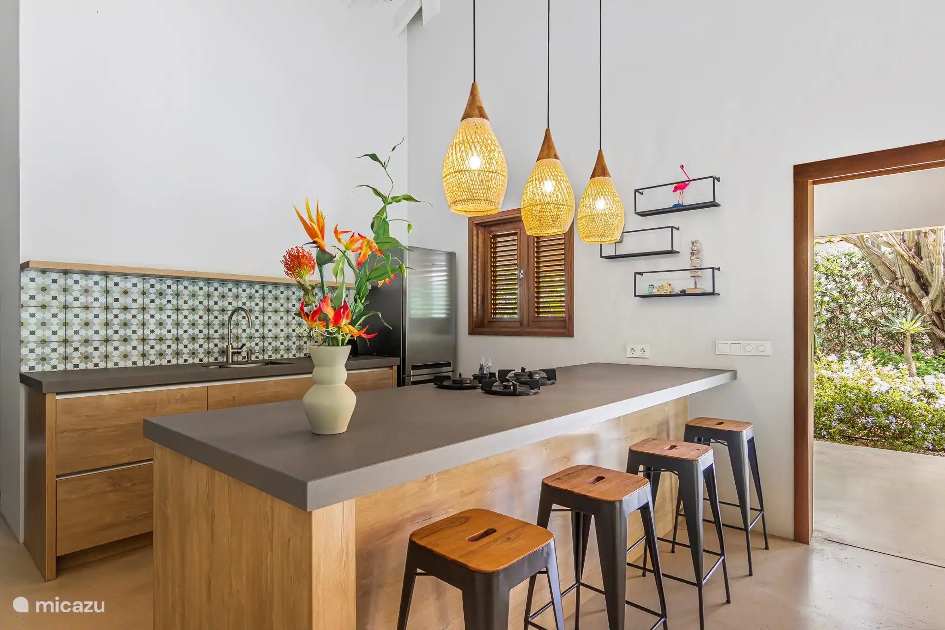 Die offene Küche mit großzügiger Kochinsel. Alle Küchenutensilien sind in der Küche vorhanden