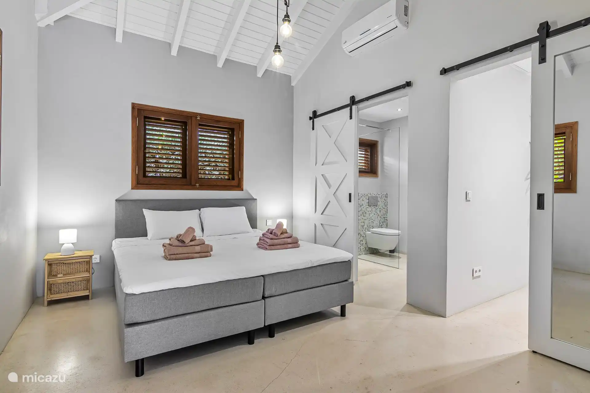 Das Hauptschlafzimmer mit Kingsize-Bett