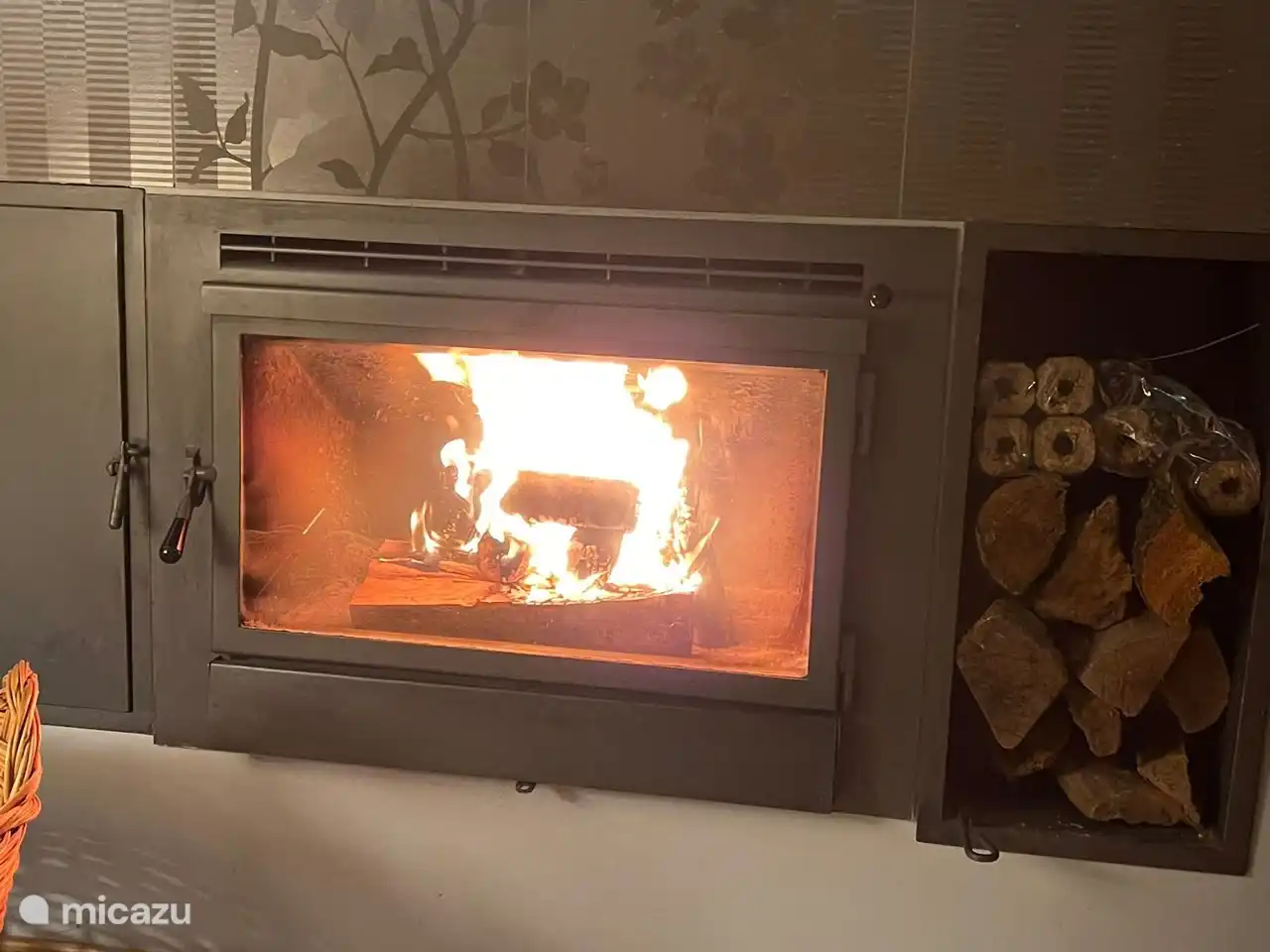 La chimenea se alimenta con leña.