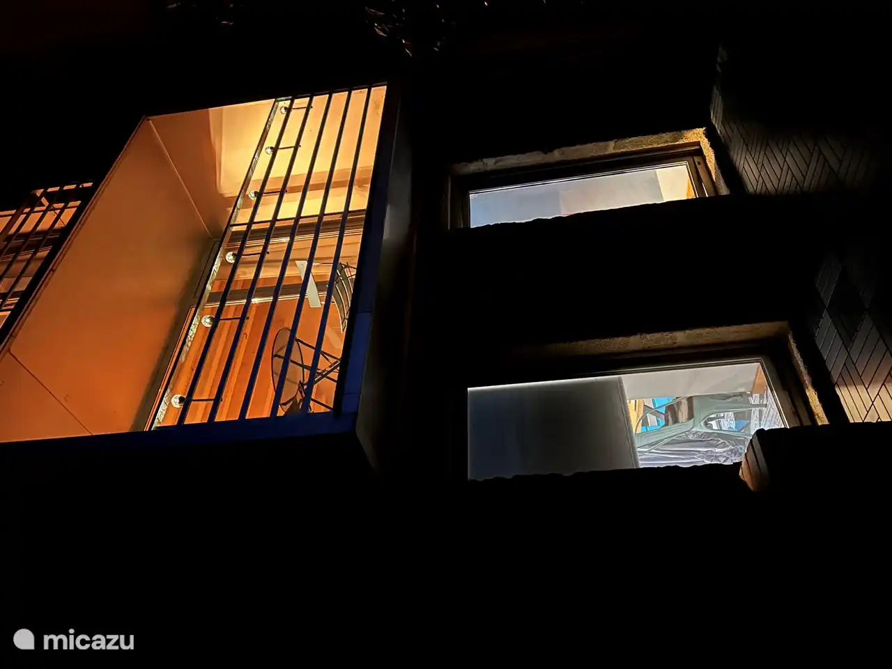 parte trasera de nuestra casa, con balcón