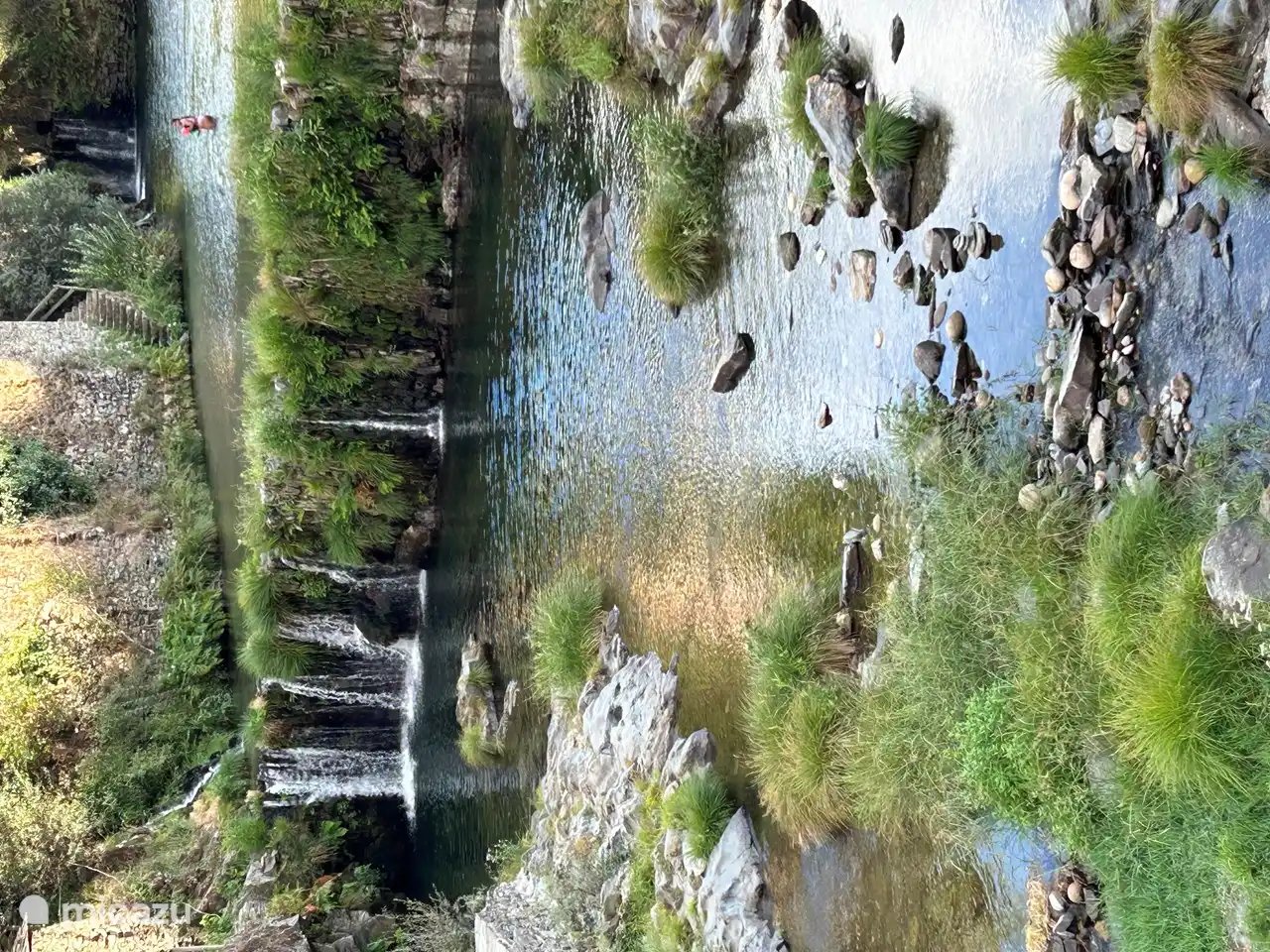 Hay varias playas fluviales y cascadas en la zona.