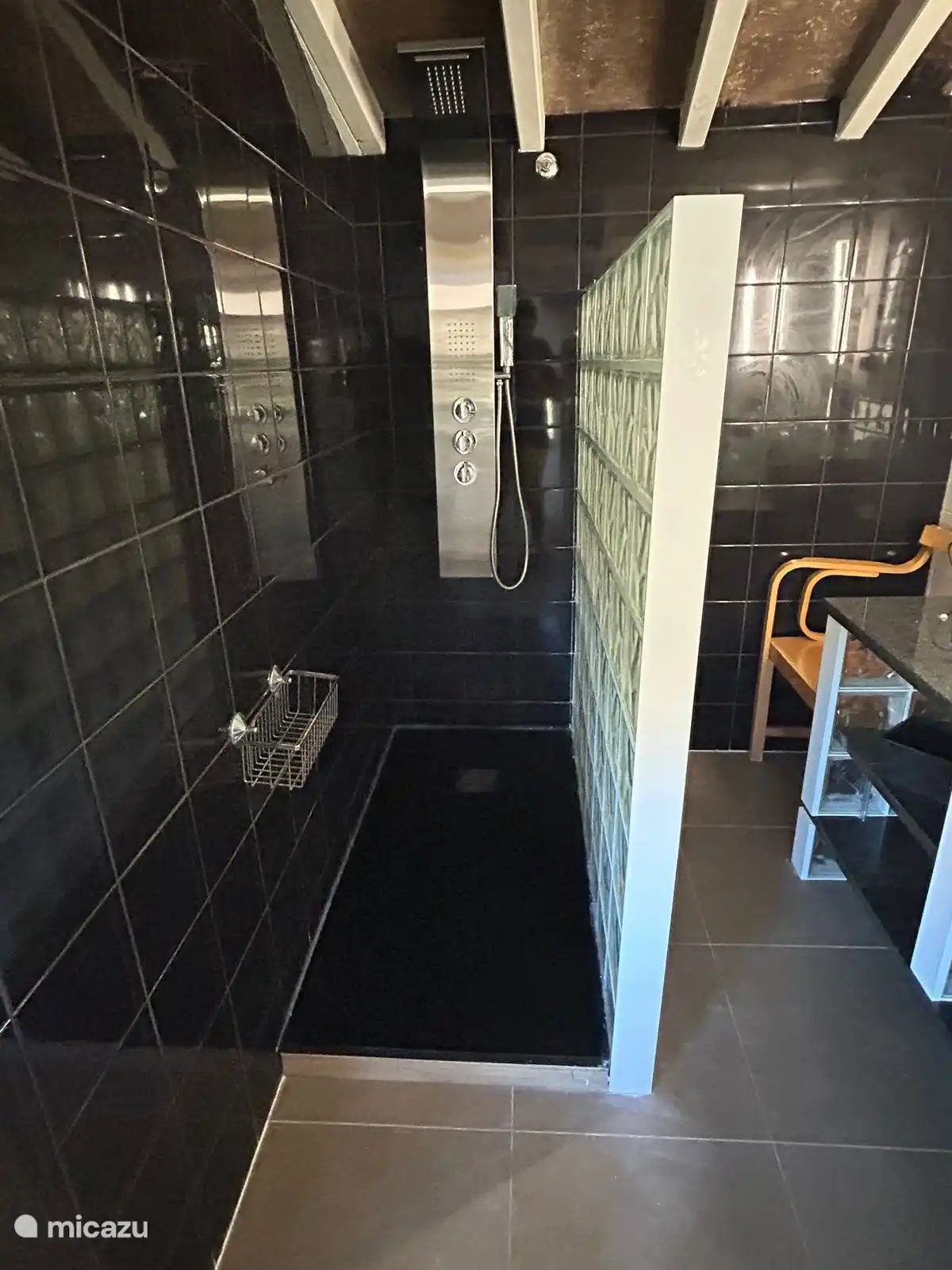 Esta es nuestra ducha a ras de suelo con masaje y cabezal de ducha separado