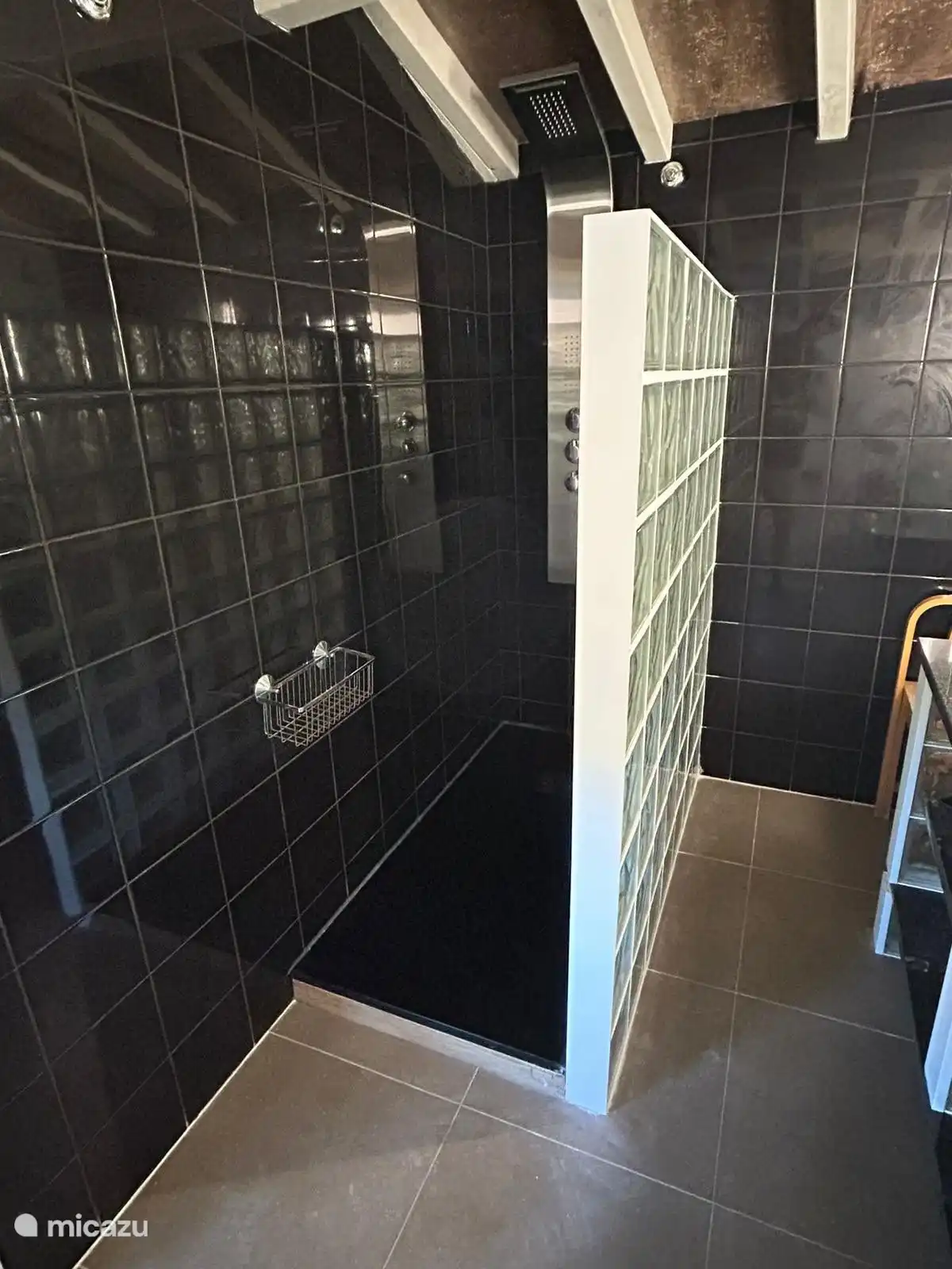 Esta es nuestra ducha a ras de suelo con masaje y cabezal de ducha separado