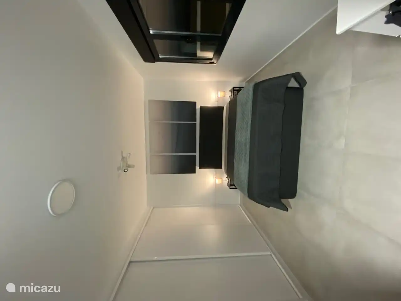 Schlafzimmer 1 mit eigenem Bad + Einbauschränken