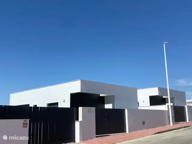 Location de Vacances Espagne, Costa Cálida, Mazarrón, villa - Casa Demi Adore Côté rue des villas. Parking devant la villa.