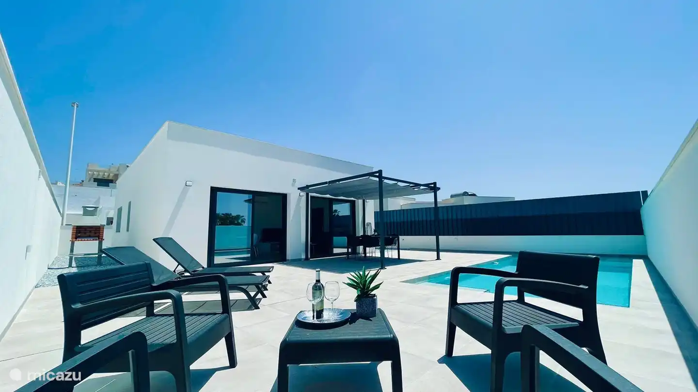 Überblick über die großzügige Terrasse