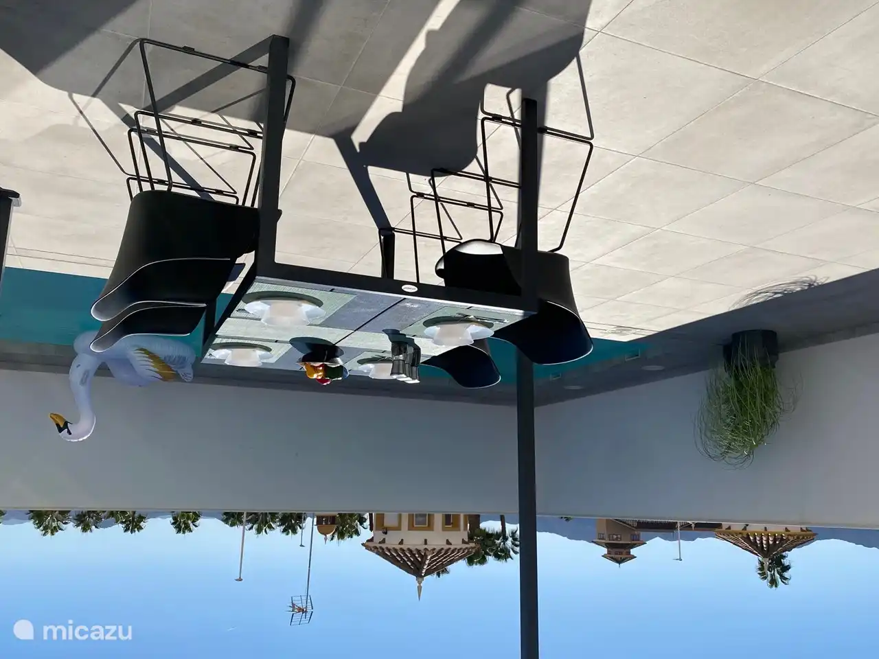 Der überdachte Esstisch mit Blick auf den Pool