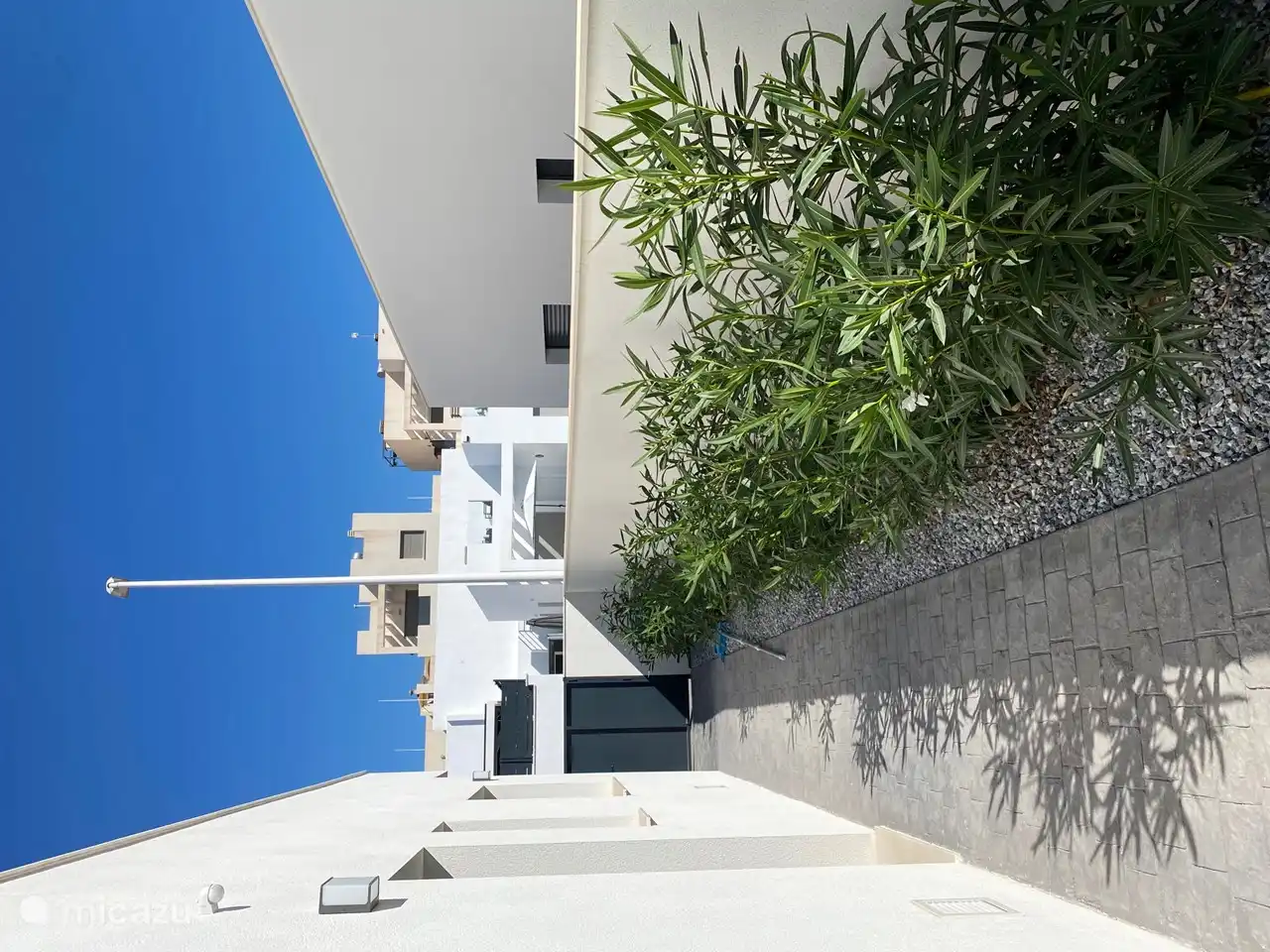 Der Eingang, Seitenweg zur Straße