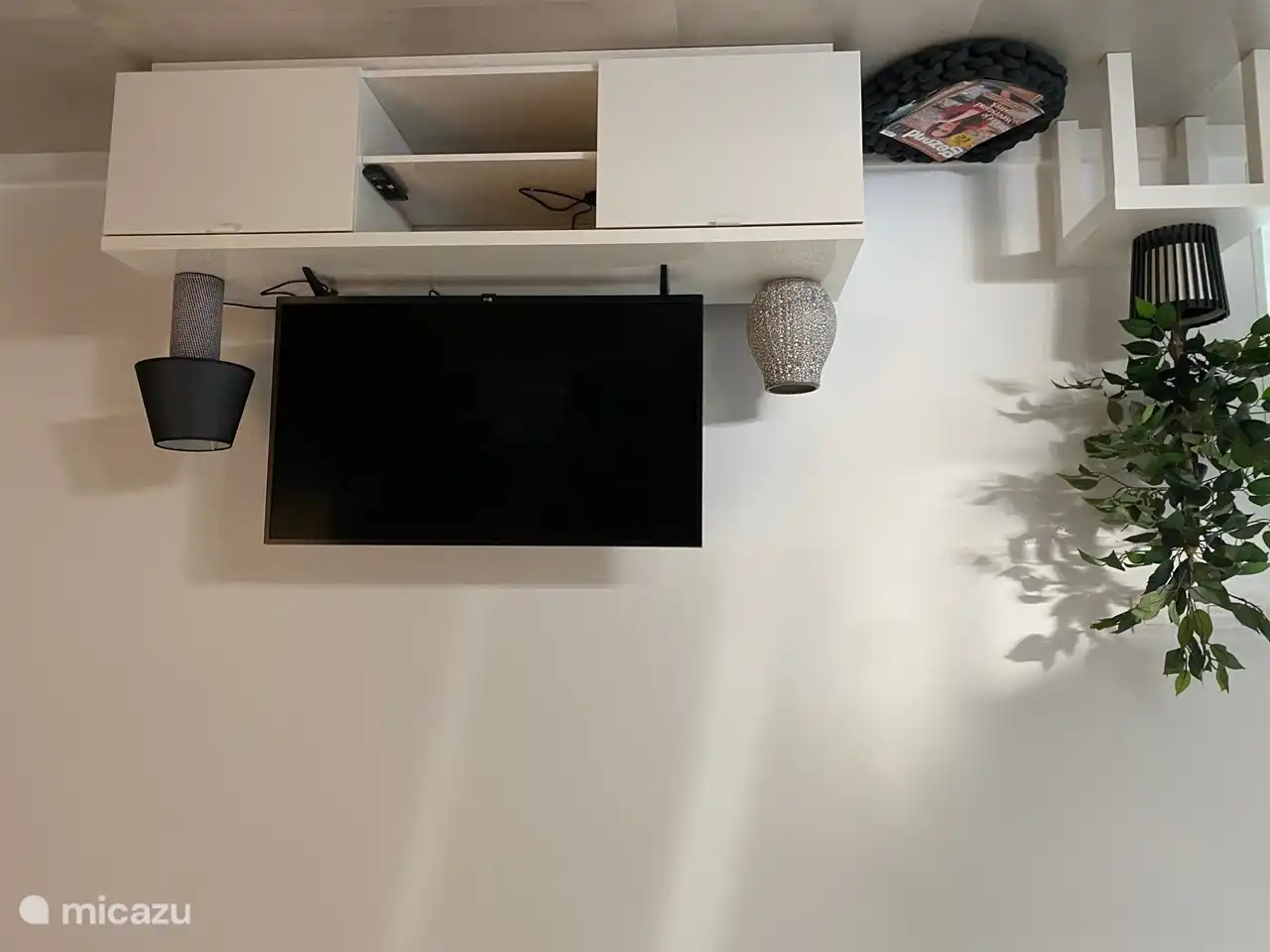 Großer Flachbildfernseher. Internet/WIFI kostenlos.
Airplay, Google Chrome Cast und ein HDMI-Kabel