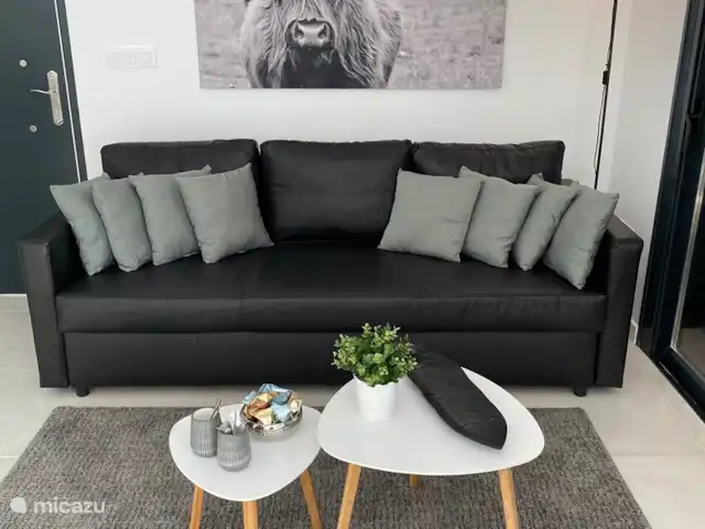 Location de Vacances Espagne, Costa Cálida, Mazarrón, villa - Casa Demi Adore Joli canapé spacieux dans une pièce cosy avec vue sur la piscine (illuminée), pour une ambiance intérieur/extérieur.