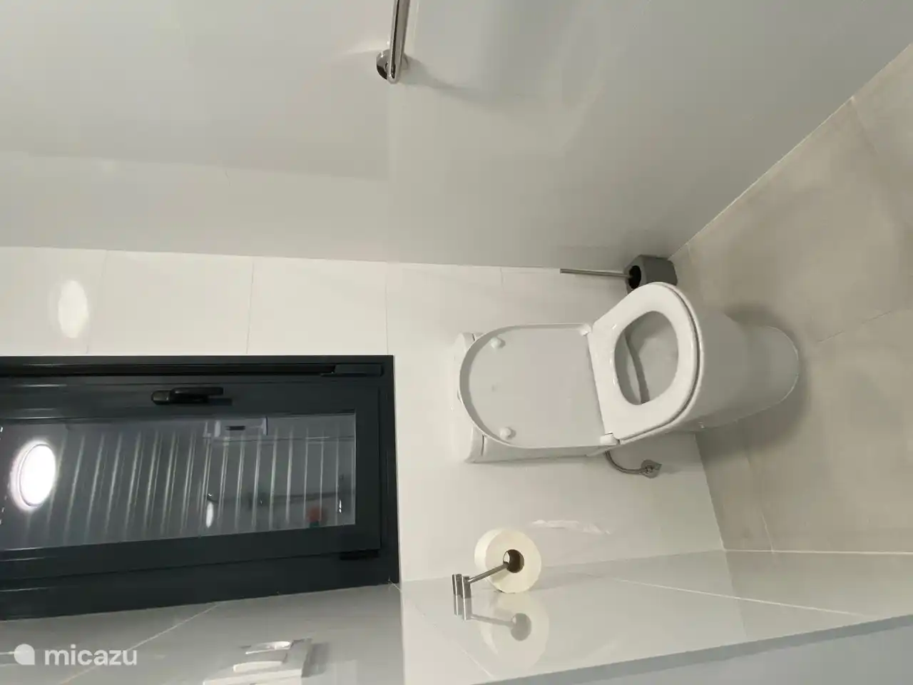 Geräumige Duschkabine und Toilette (mit Haltegriff) im Schlafzimmer 1 mit eigenem Bad...