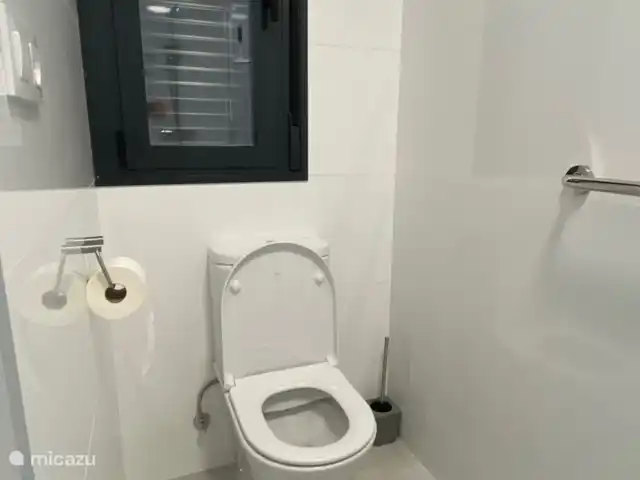 Location de Vacances Espagne, Costa Cálida, Mazarrón, villa - Casa Demi Adore Cabine de douche spacieuse et toilettes (avec rail de sécurité) dans la chambre 1...