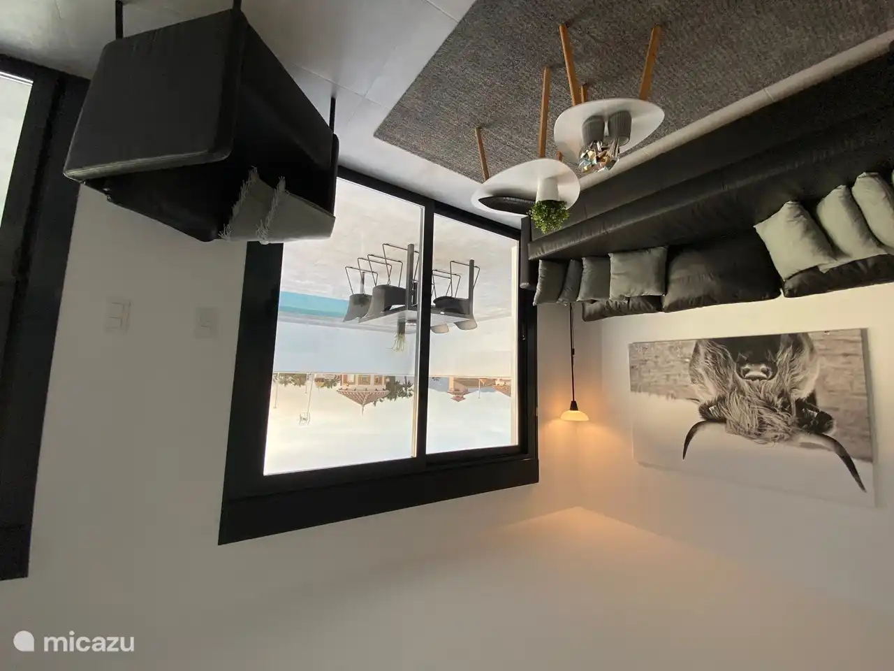 Wohnzimmer mit Blick auf die Terrasse mit Pool