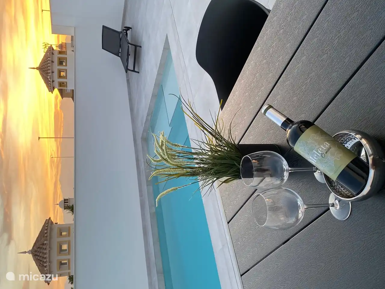 Geräumige Terrasse mit Swimmingpool.