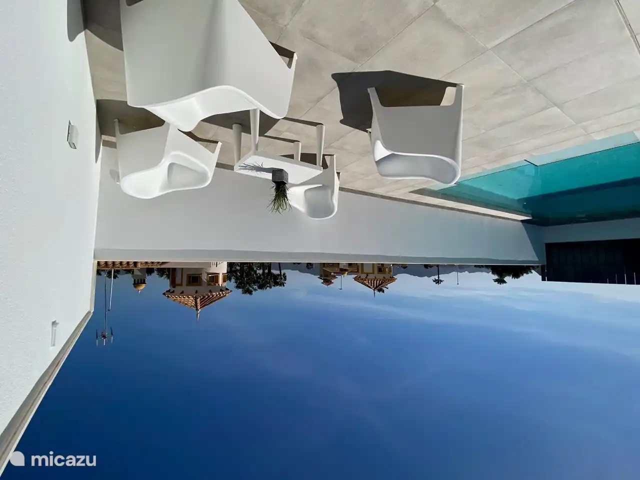 Schöne Sitzecke mit Sonnenschirm.