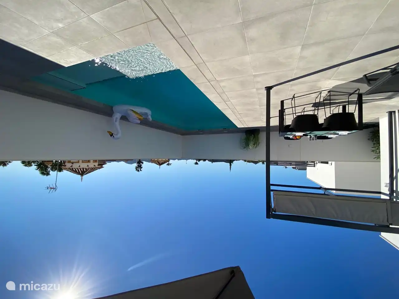 Geräumige Terrasse mit privatem Pool