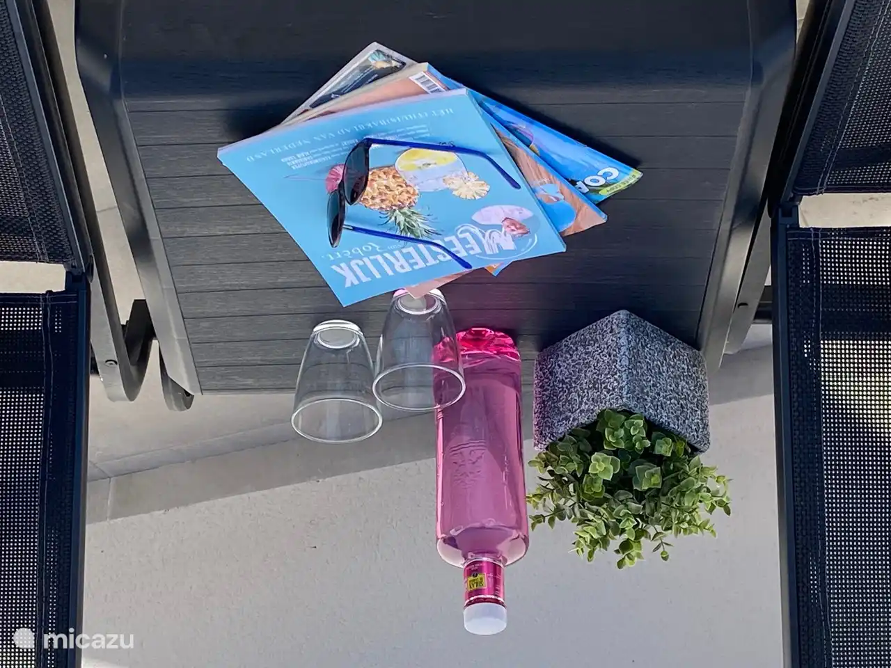 Terrasse mit Sonnenliegen.