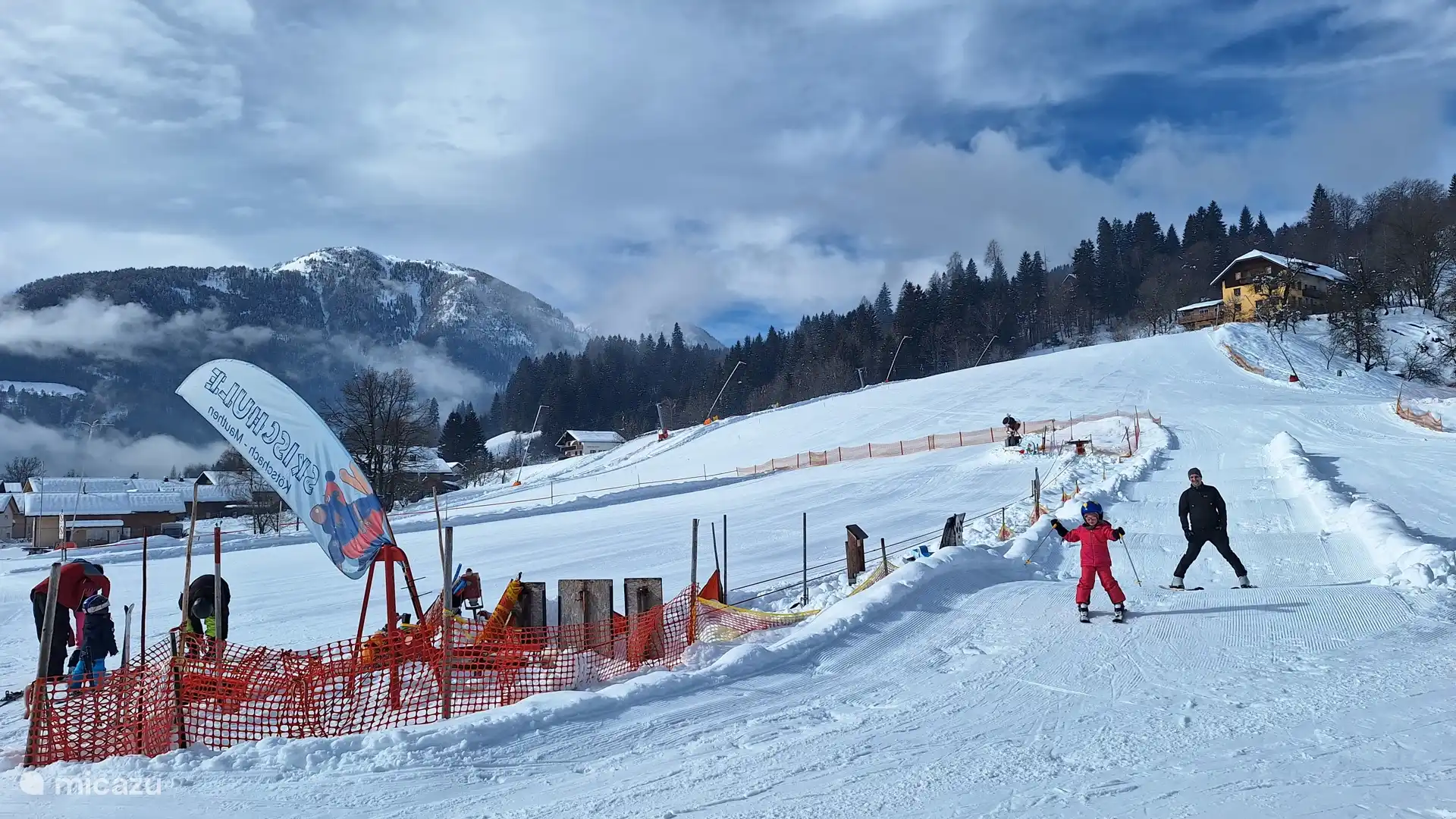 L’école de ski avec les chalets en bois à gauche où se trouve également le chalet Alpensuss.