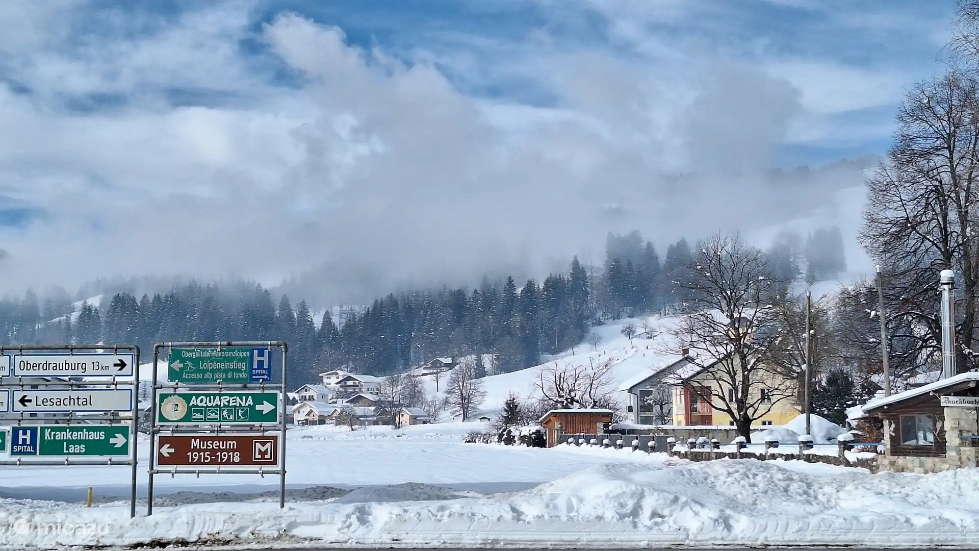 En arrière-plan, la pente de Kötschach-Mauthen avec à droite du signe Aquarena Alpensuss