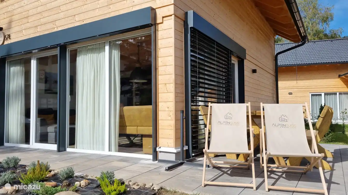 Las persianas se pueden accionar eléctricamente desde el interior. Mantienen alejado el sol y brindan privacidad por la noche.