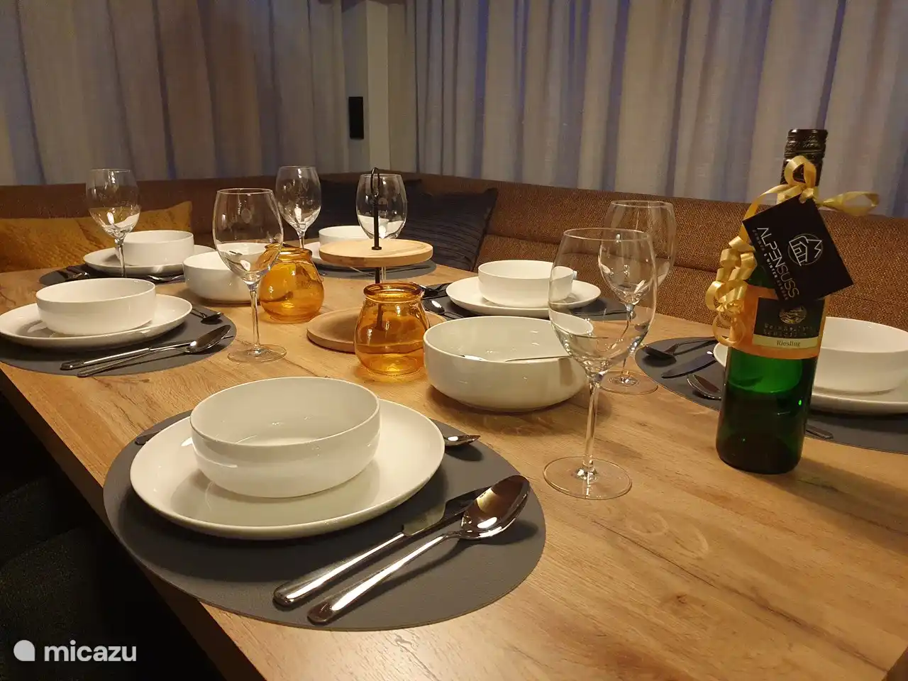 Comedor acogedor. A su llegada, le espera una buena botella de vino.