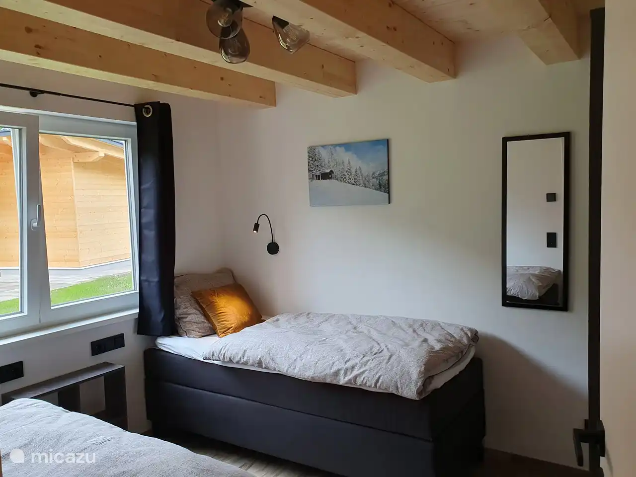 El dormitorio de la planta baja, junto al pasillo y el baño.