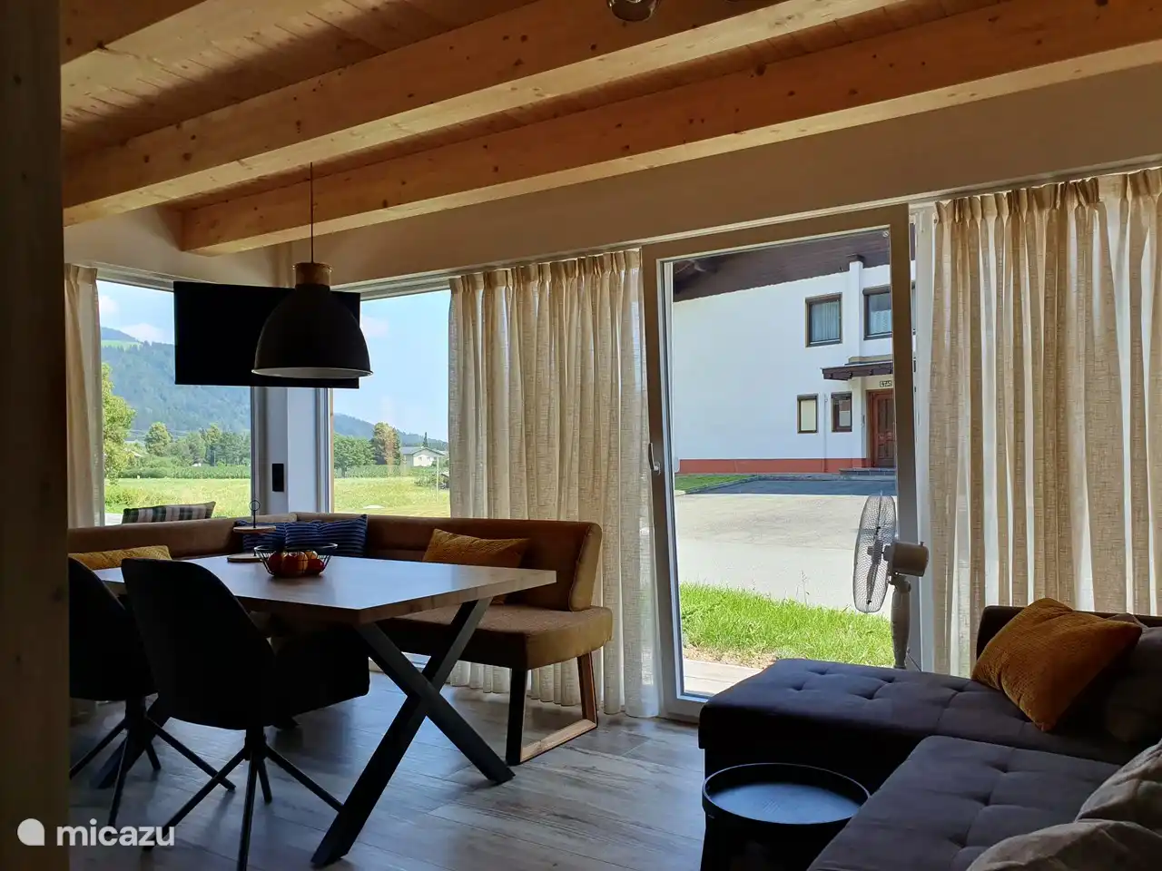 El comedor y el sofá del salón con vistas a las montañas.