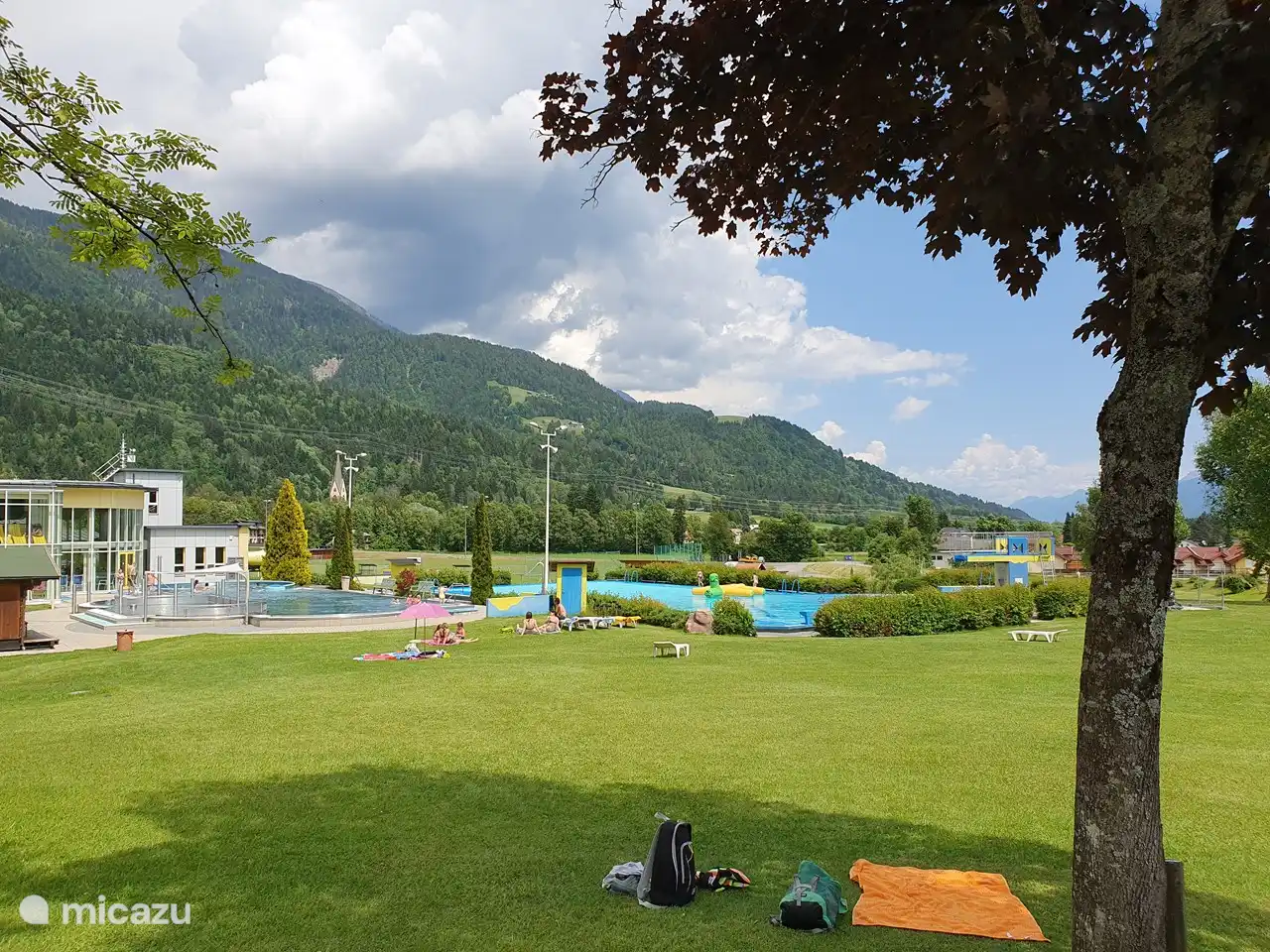 La zona para tomar el sol del Aquarena, a 300 metros de Alpensuss.