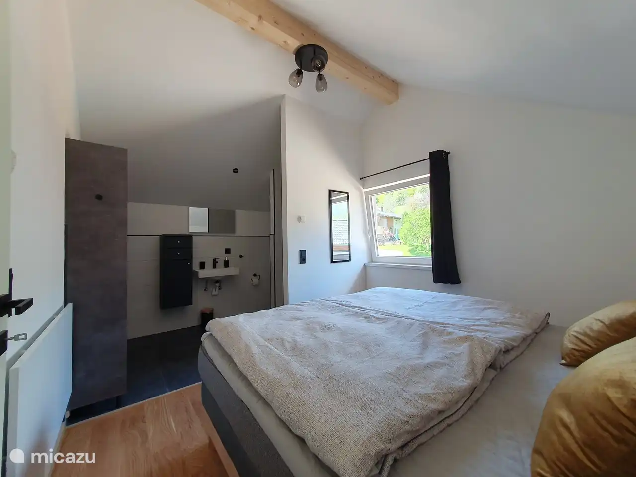 El dormitorio con baño en suite.