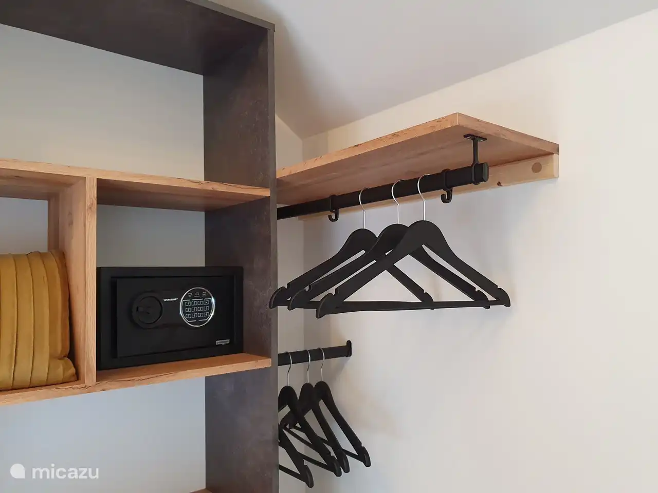 Una caja fuerte en el armario colgante del dormitorio grande del primer piso.