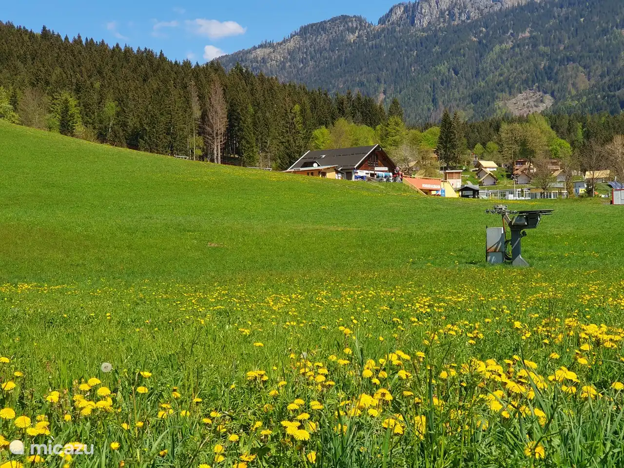 Ahora todavía está verde, pero en invierno esta pista cuenta con un telesilla, una escuela de esquí y un telesilla.