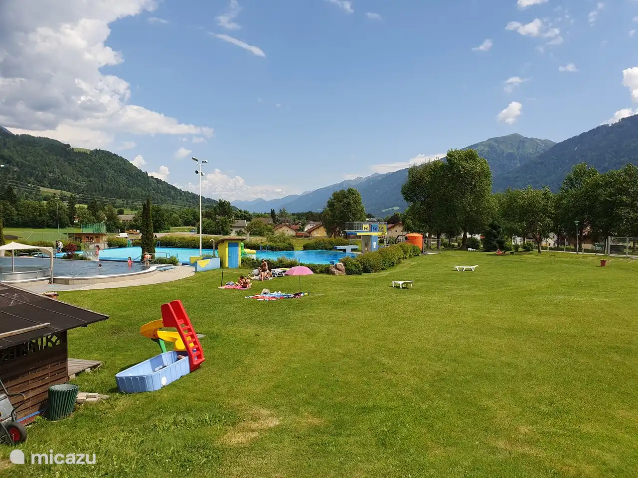 La zona para tomar el sol del Aquarena, a 300 metros de Alpensuss.