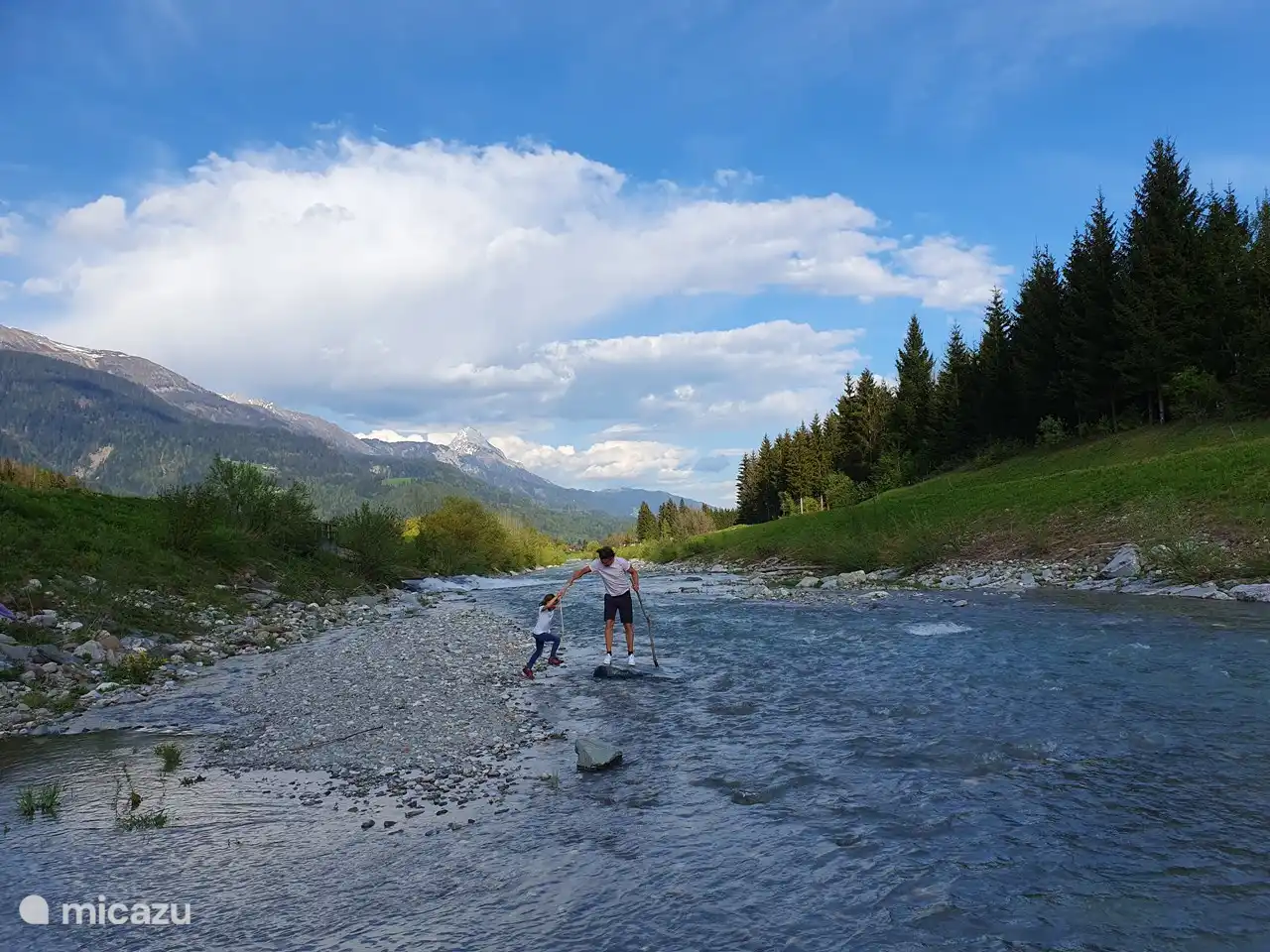 Diversión acuática en el Gail, a poca distancia de la casa.
