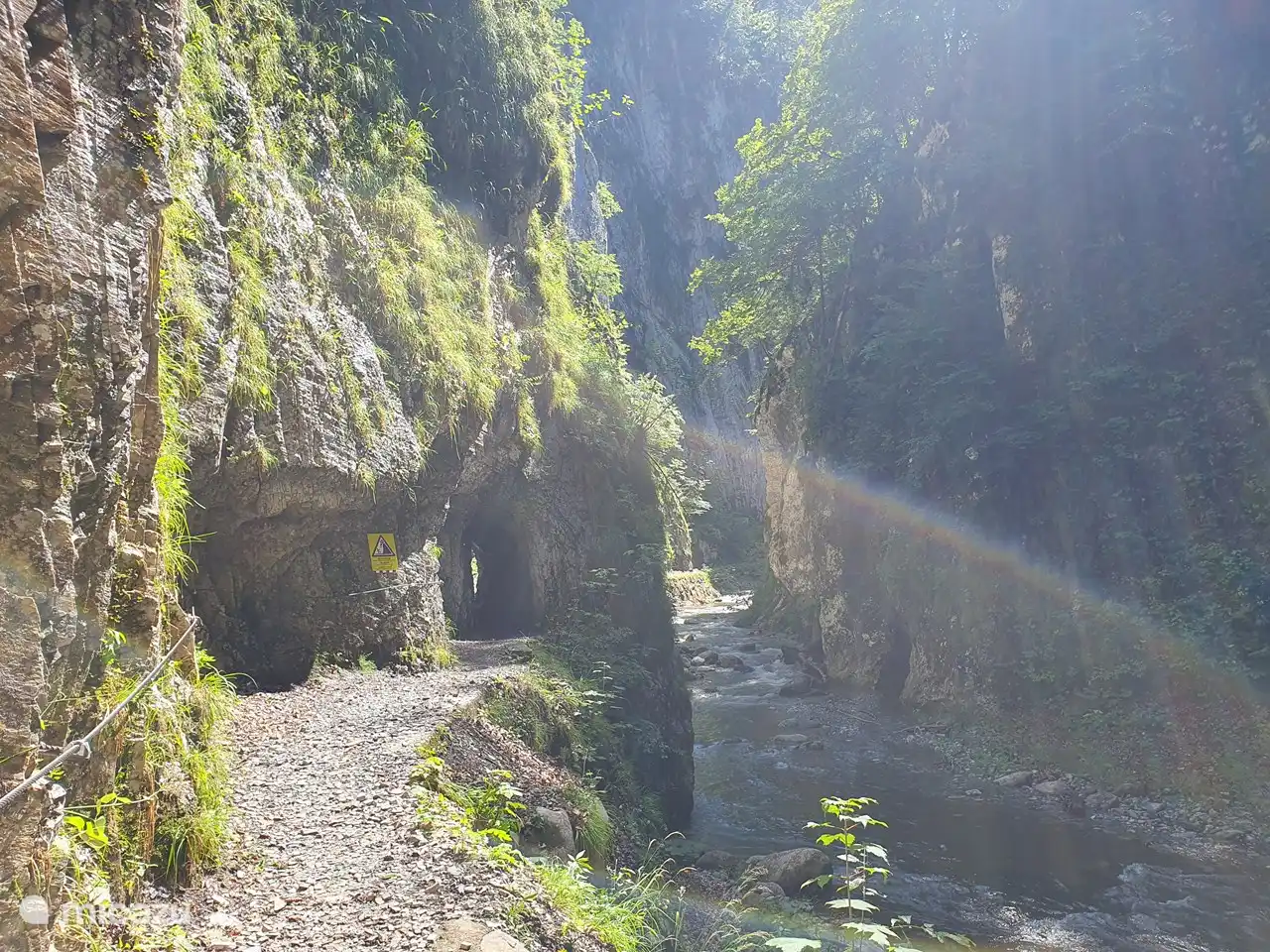 Realice una agradable caminata en el Mauthner Klamm. Desde el principio alrededor de 1,5 a 2 horas de ida y vuelta. Casco obligatorio, pero puedes usar nuestros cascos.
