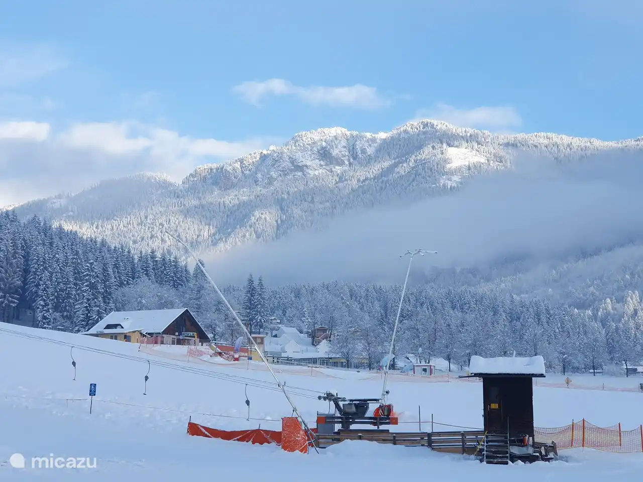 Las pistas y la escuela de esquí están a 50 metros.
